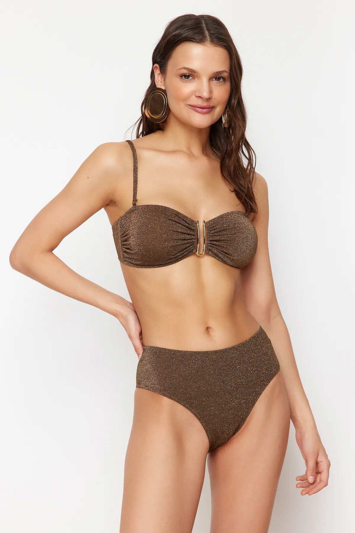 Trendyol Collection  Braunes trägerloses brasilianisches Bikini-Set mit glitzernder hoher Taille und hohem Beinausschnitt TBESS24BT00054