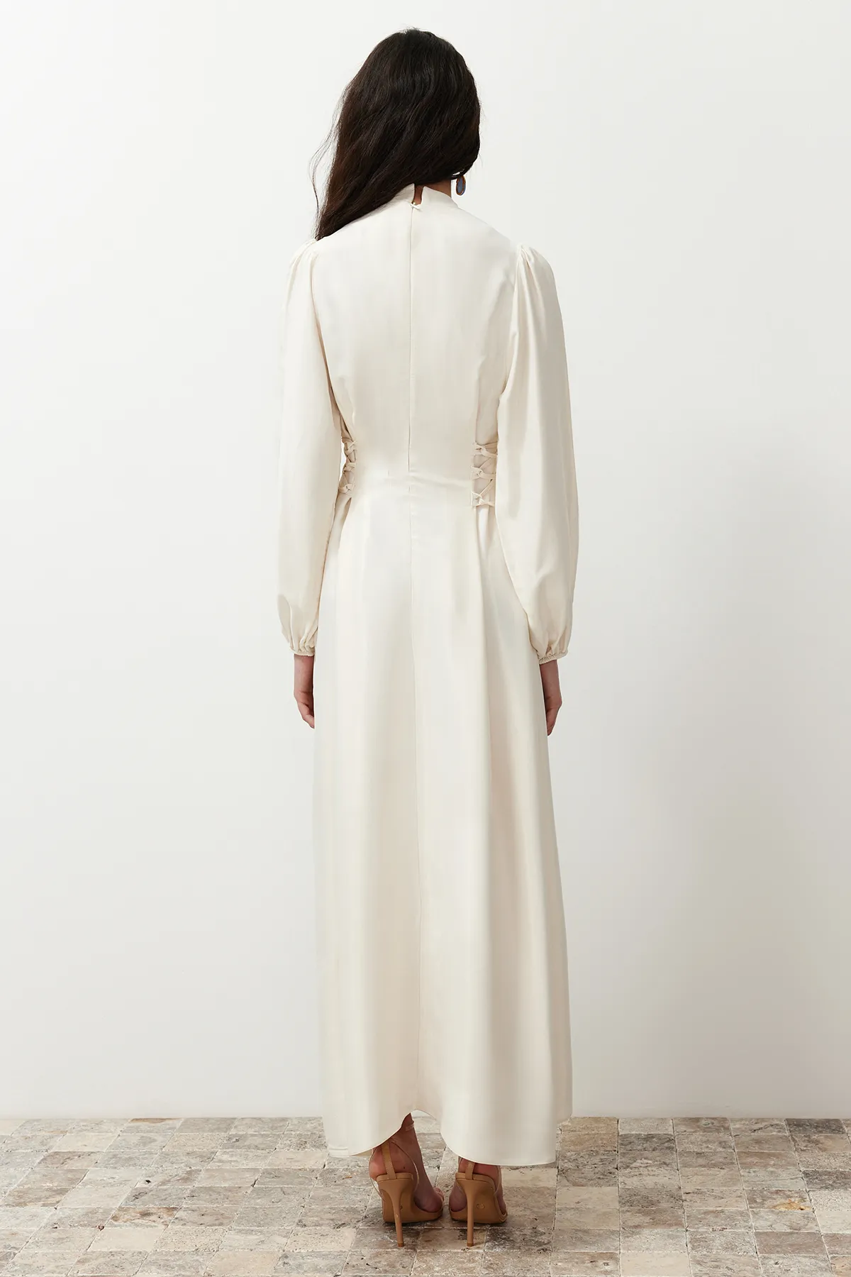 Trendyol Modest  Satin-Hochzeits-Abendkleid für besondere Anlässe - Weißes Britli-Kleid TCTSS23DB00037