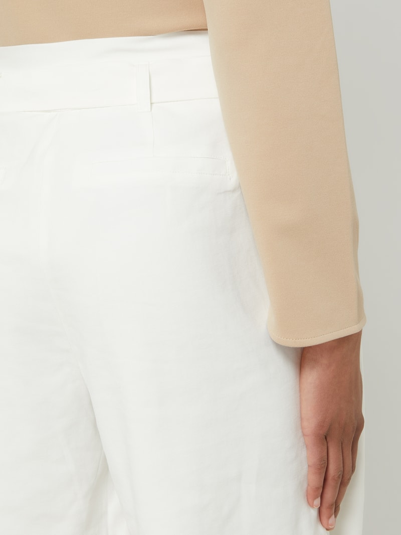 Bermudas aus Krepp in offwhite
