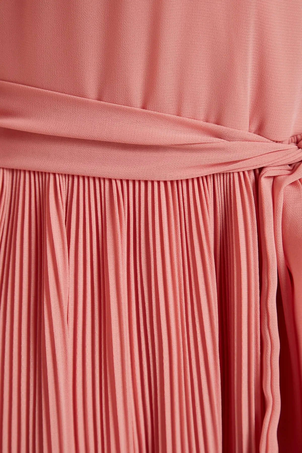 Trendyol Modest  Puderfarbenes, gefüttertes Abendkleid mit Gürtelrock und Plissee TCTSS23DB00032