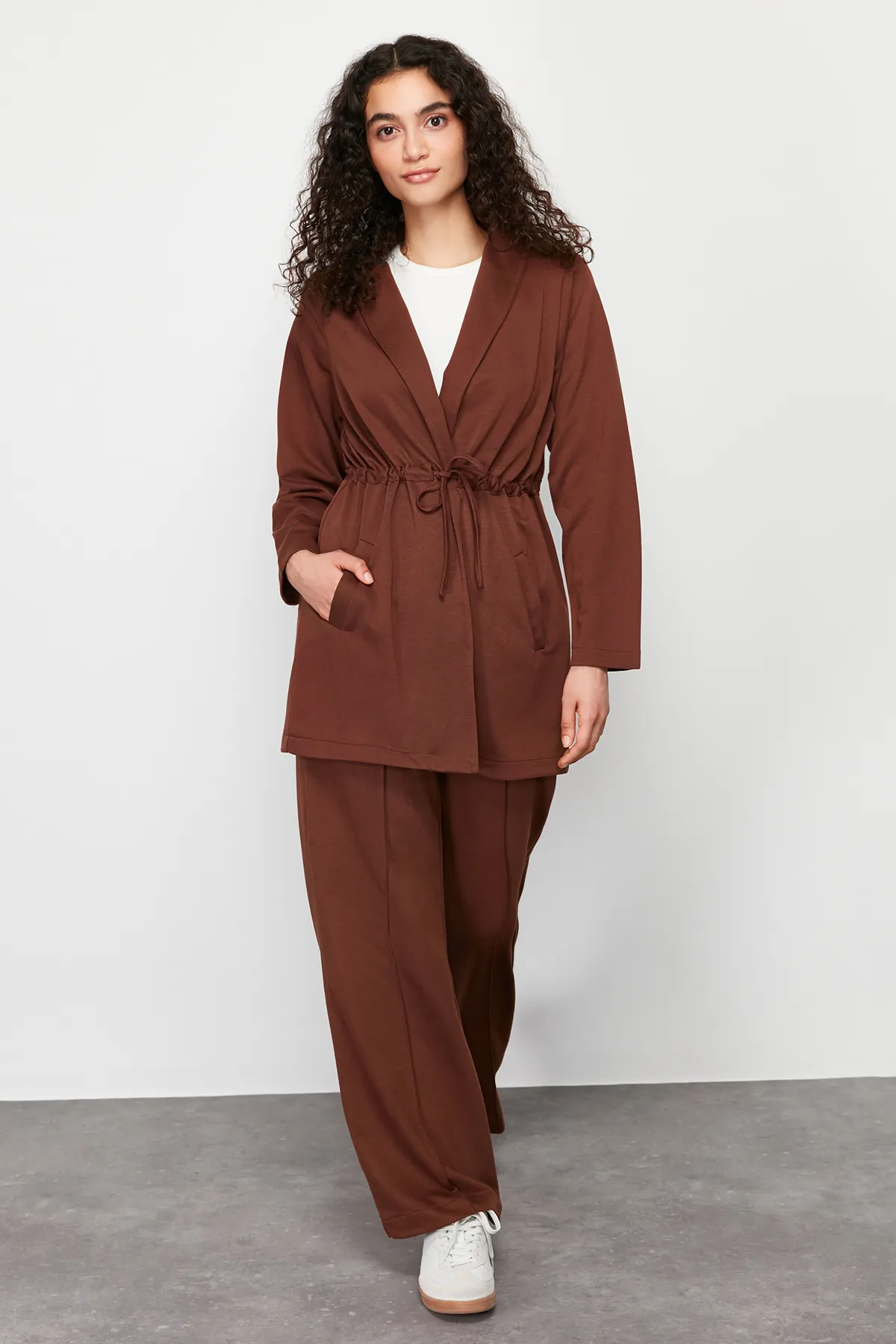 Trendyol Modest  Set aus gestricktem Ober- und Unterteil mit Gürteltasche und Gürtel in Braun, Set TCTSS24US00042
