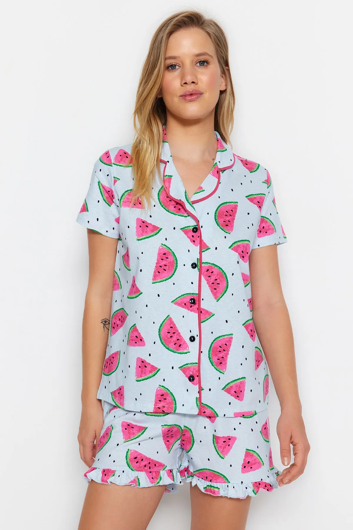 Trendyol Collection  Hellblaues Pyjama-Set aus 100 % Baumwolle mit Wassermelonenmuster und Rüschen, Hemd und Shorts, Strick, THMSS21PT0670