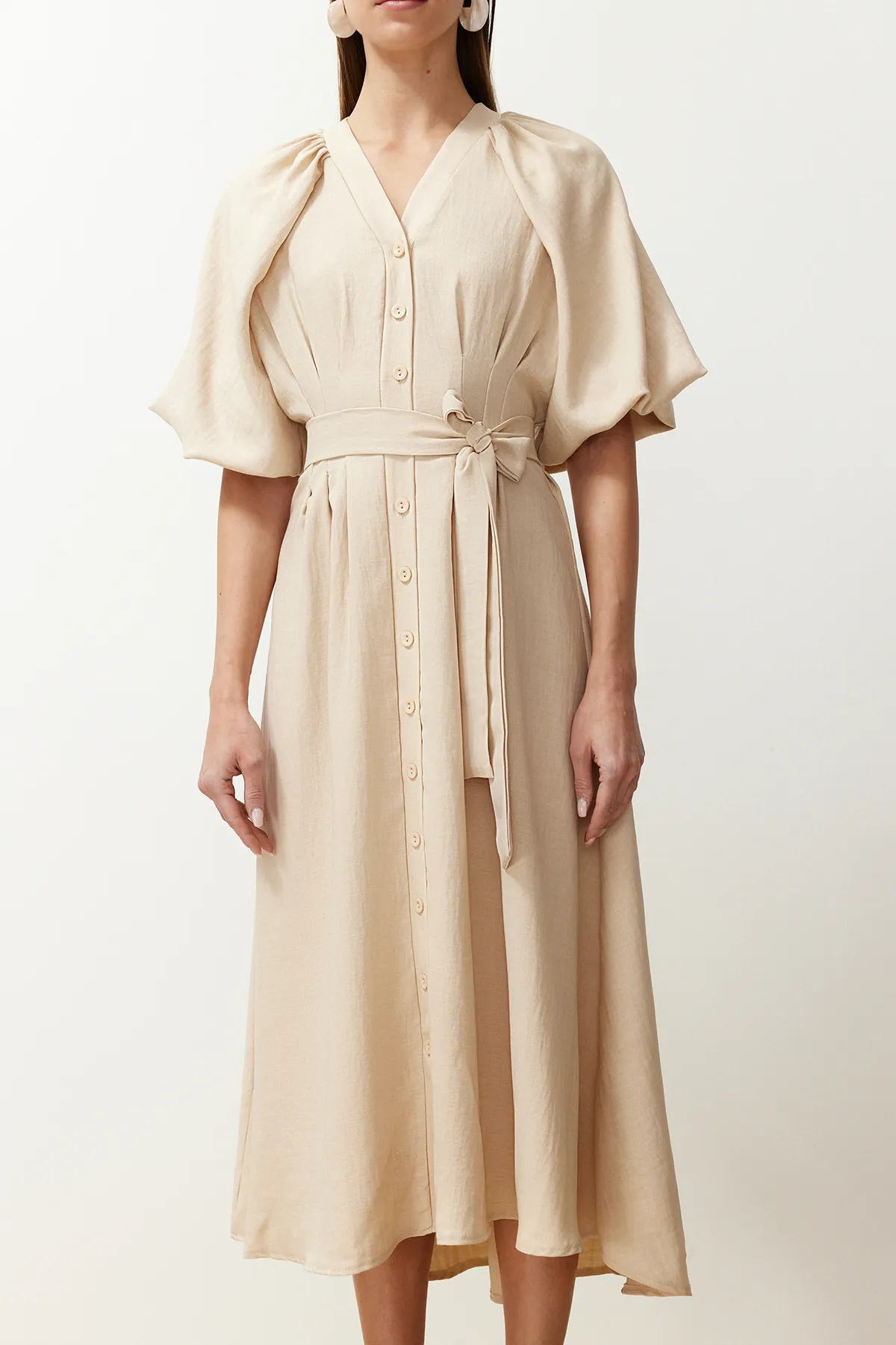 Trendyol Modest  Steinfarbenes, gewebtes Hemdkleid in Leinenoptik mit Gürtel und halblangen Ballonärmeln TCTSS24EB00014