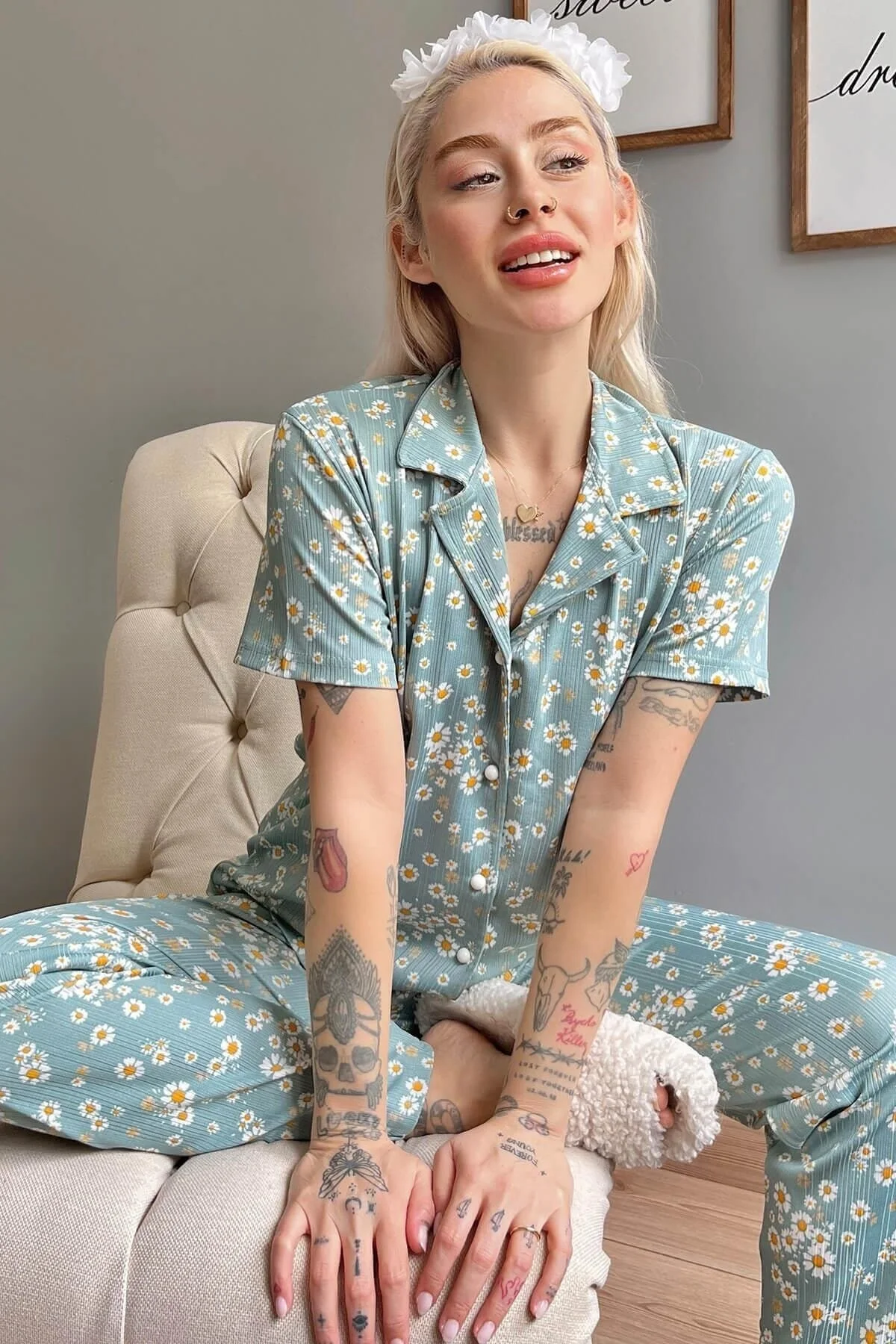 Pijamaevi  Kurzärmliger Damen-Pyjama mit Mini-Gänseblümchenmuster, gestrickt, vorne geknöpft