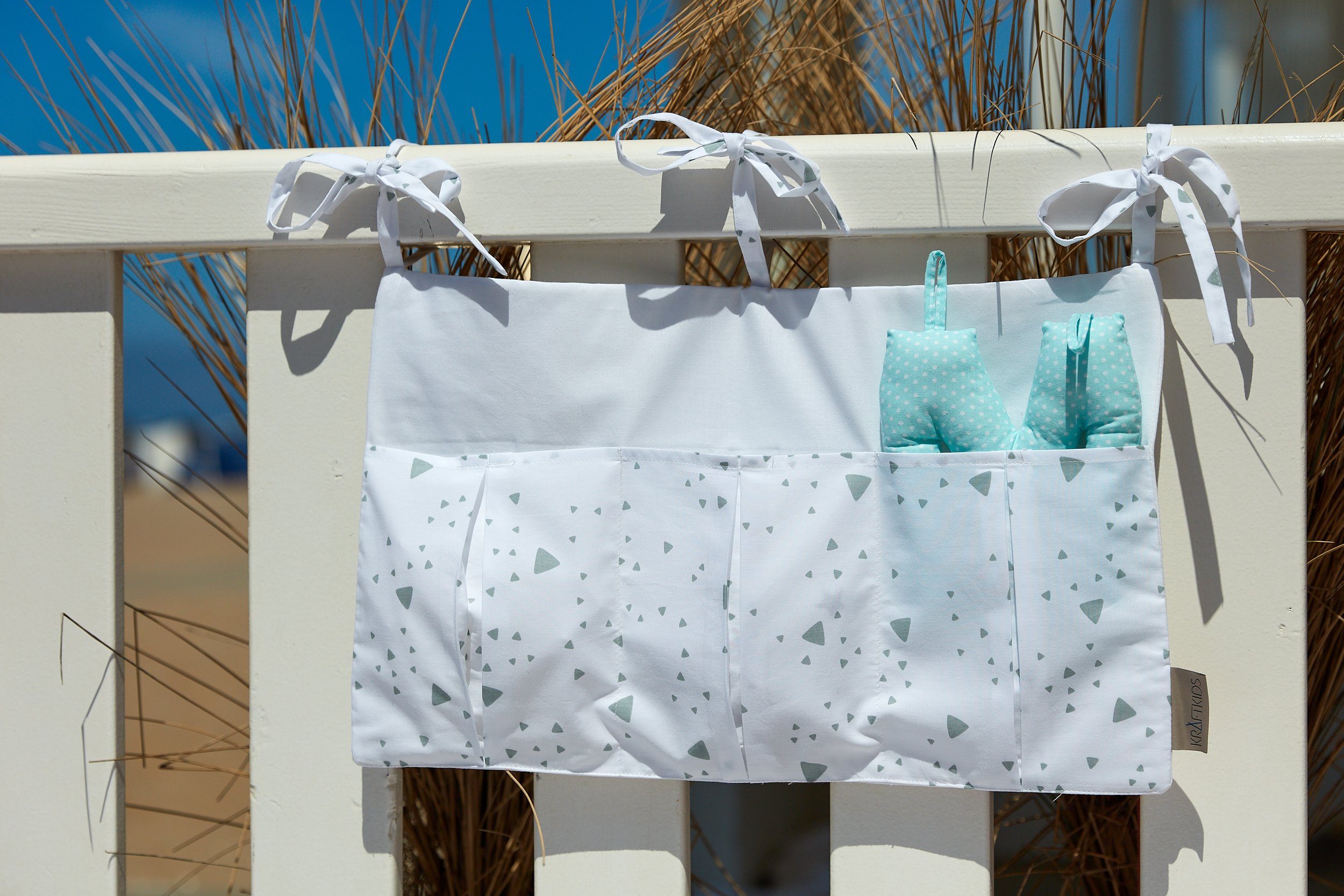 KraftKids Betttasche abgerundete Dreiecke grau, mit drei Fächern, innen mit Polyestervlies versteift