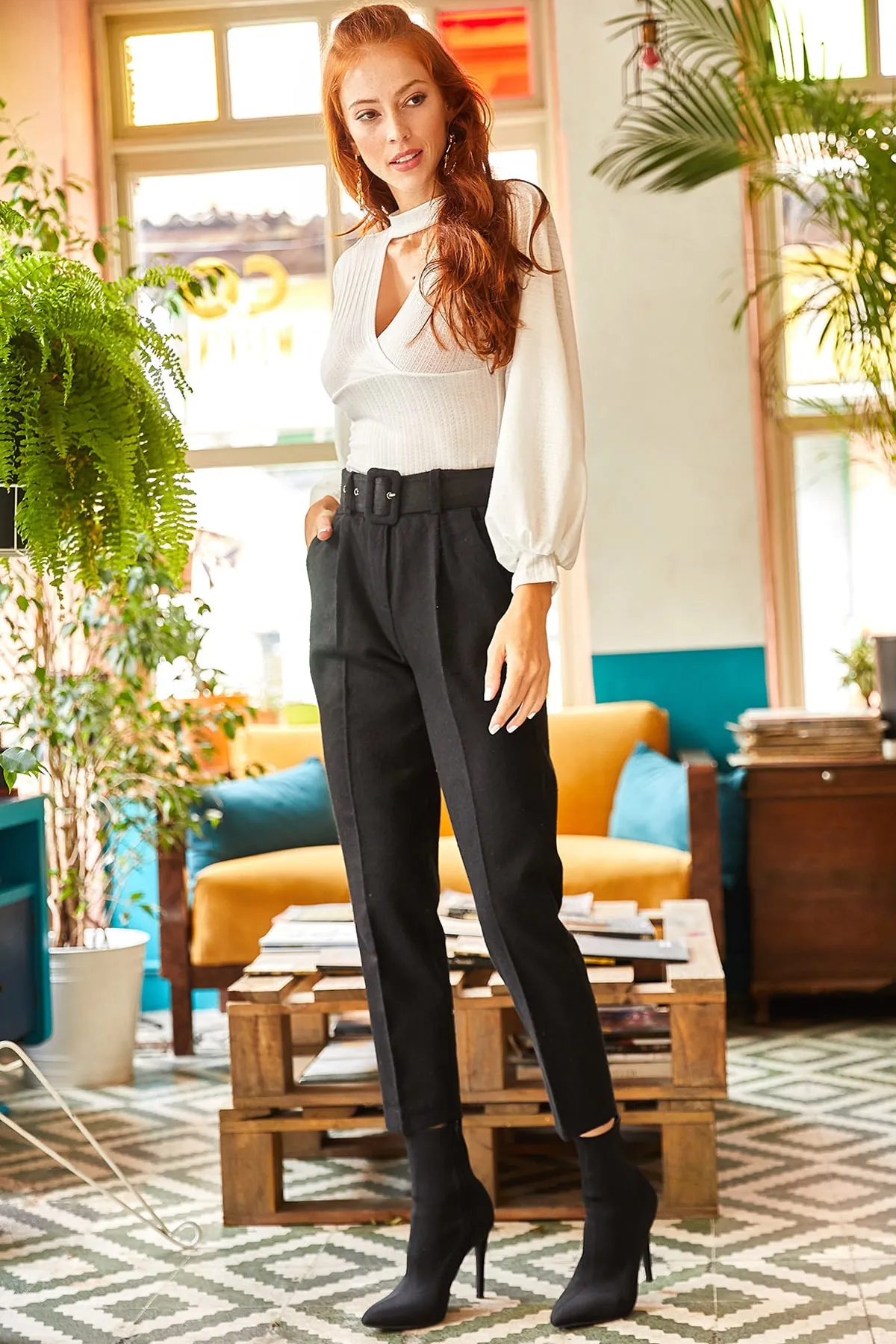 Olalook  Schwarze Karottenhose für Damen mit Taschen und Gürtel, genäht PNT-19000134