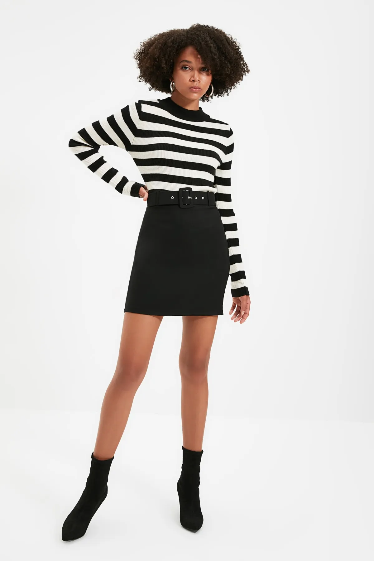 Trendyol Collection  Gerade geschnittener Bleistift-Minirock - Schwarzes Gürteldetail, gewebt, TWOSS19ST0201