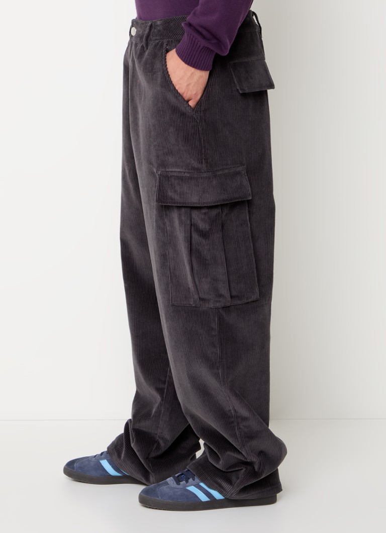 Pantaloni cargo din catifea reiată cu croi larg și buzunare laterale de la Pop Trading Company