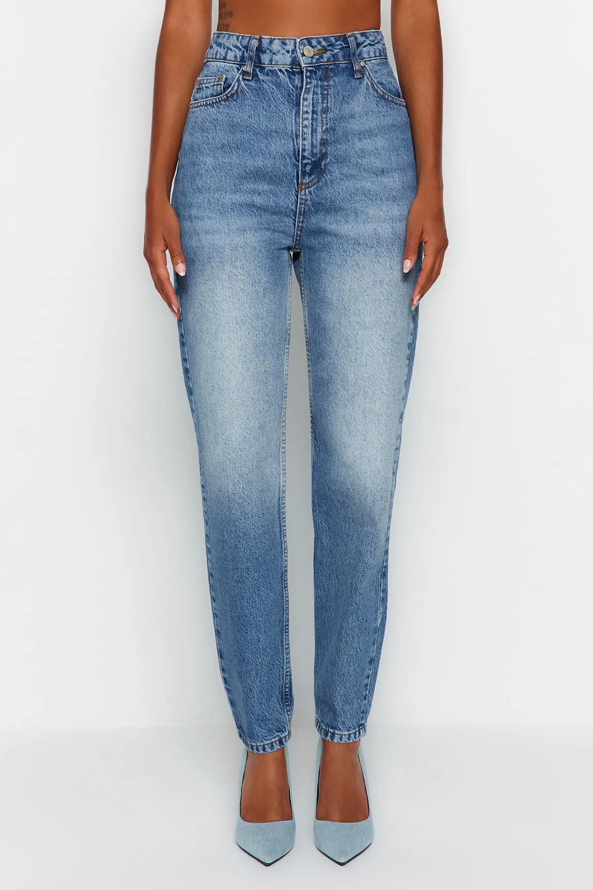 Trendyol Collection  Blaue Mom-Jeans mit hoher Taille TWOAW24JE00035