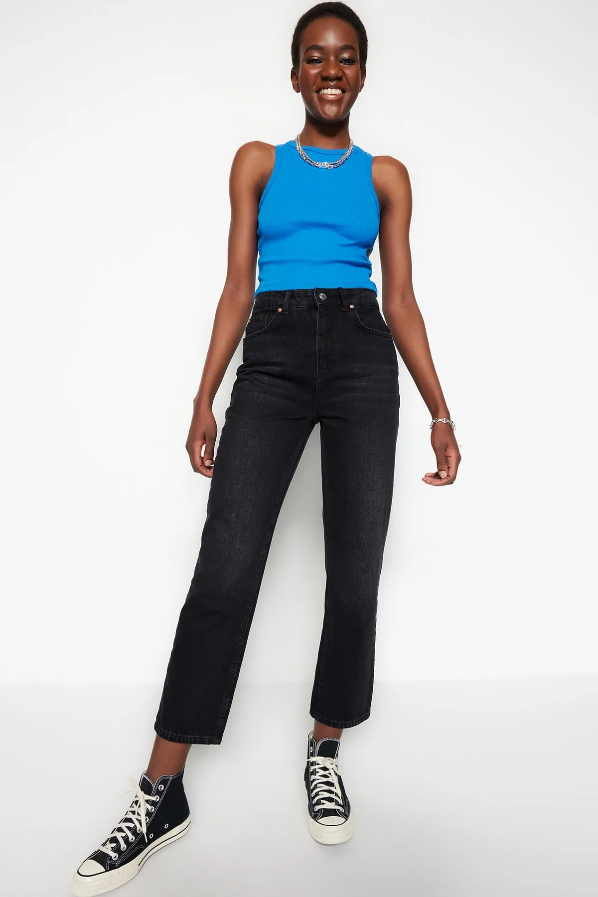 Trendyol Collection  Schwarze gerade Jeans mit hoher Taille TWOSS23JE00089
