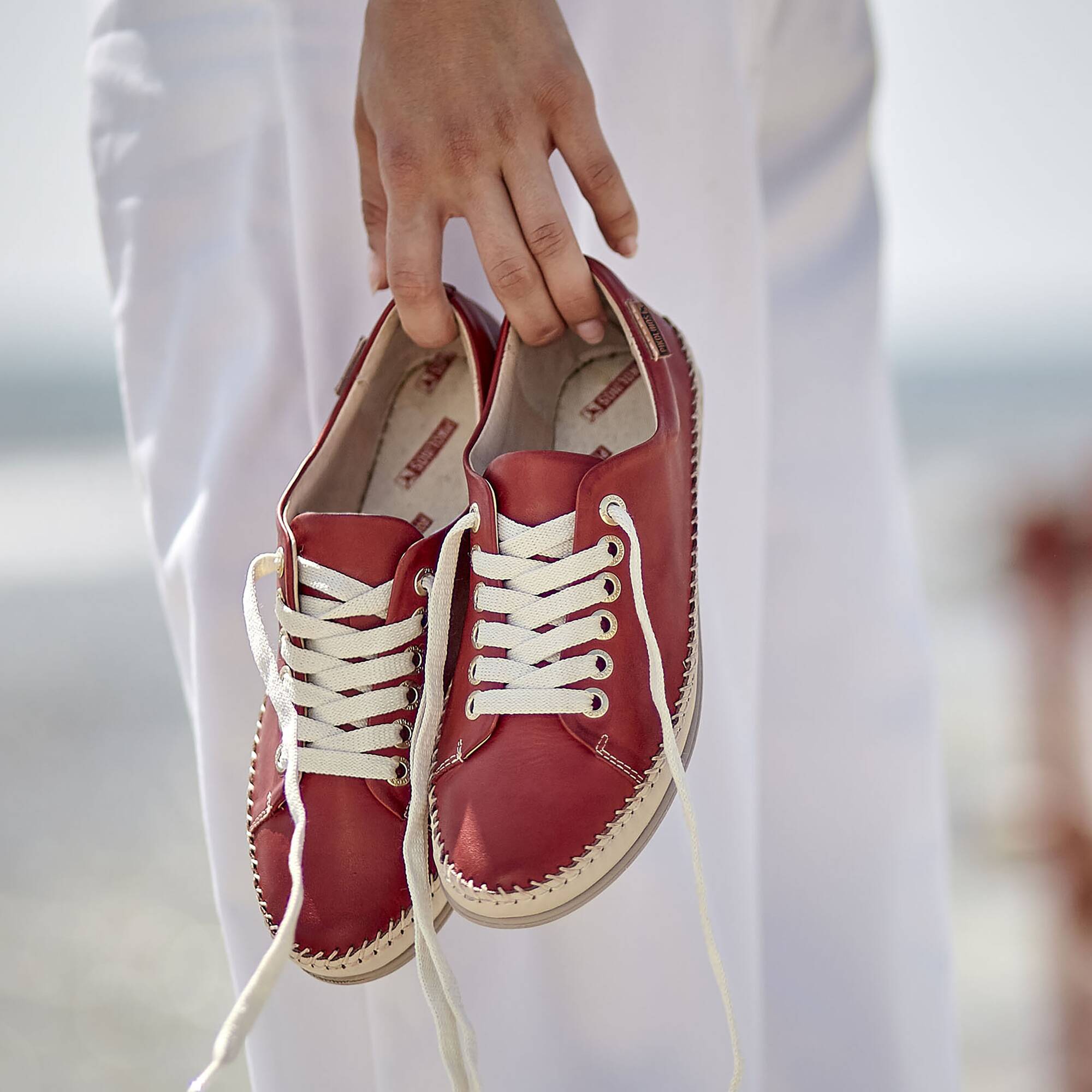 Buty sportowe w kolorze KORALOWYM