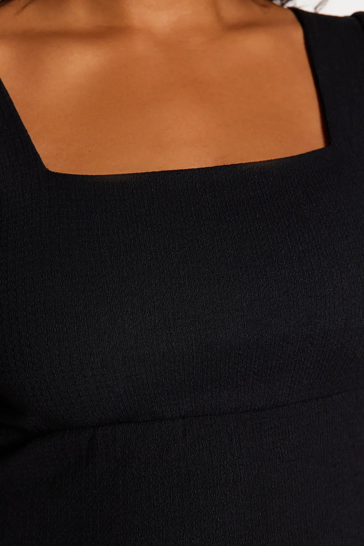 Trendyol Curve  Schwarzes, geschlitztes Strickkleid TBSSS23AH00280