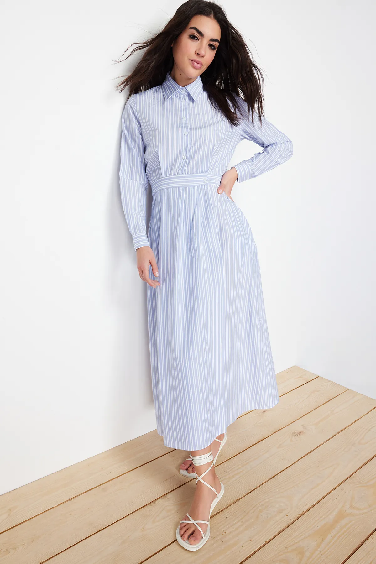 Trendyol Modest  Blaues, gewebtes Kleid mit Hemdkragen und Streifen TCTSS24EB00078