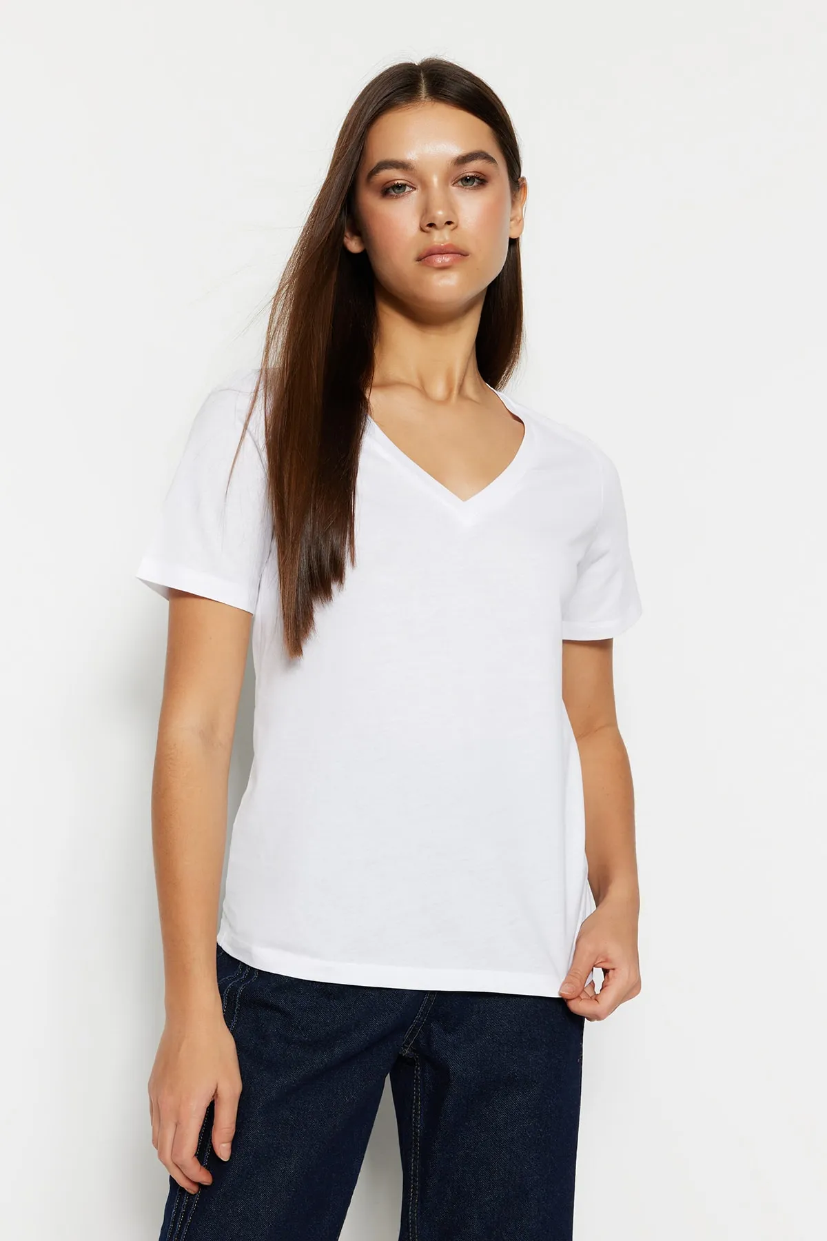 Trendyol Collection  Weißes Basic-Strick-T-Shirt mit V-Ausschnitt aus 100 % Baumwolle TWOSS23TS00001