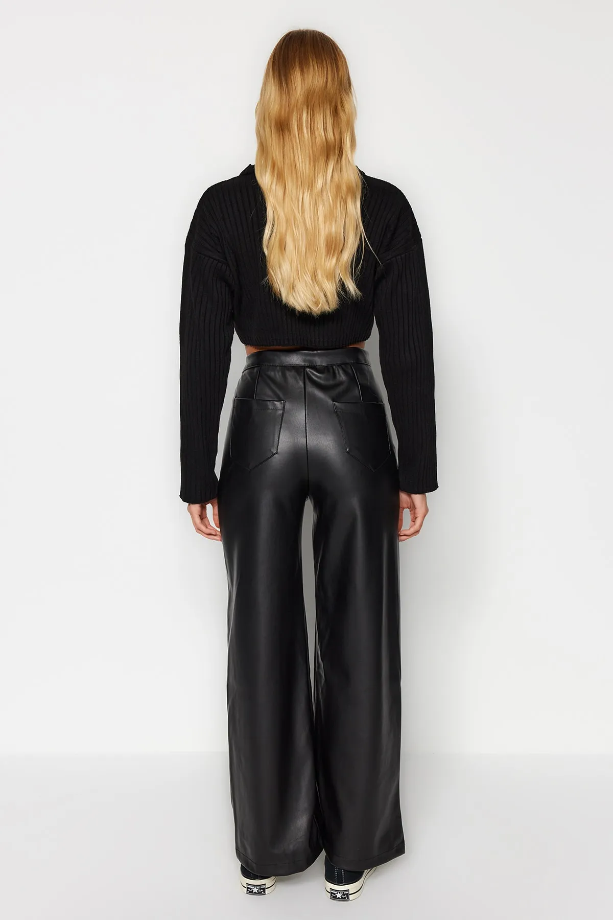 Trendyol Collection  Schwarze Strickhose aus Kunstleder mit weitem Bein und Taschen und detaillierten Details TWOAW24PL00103