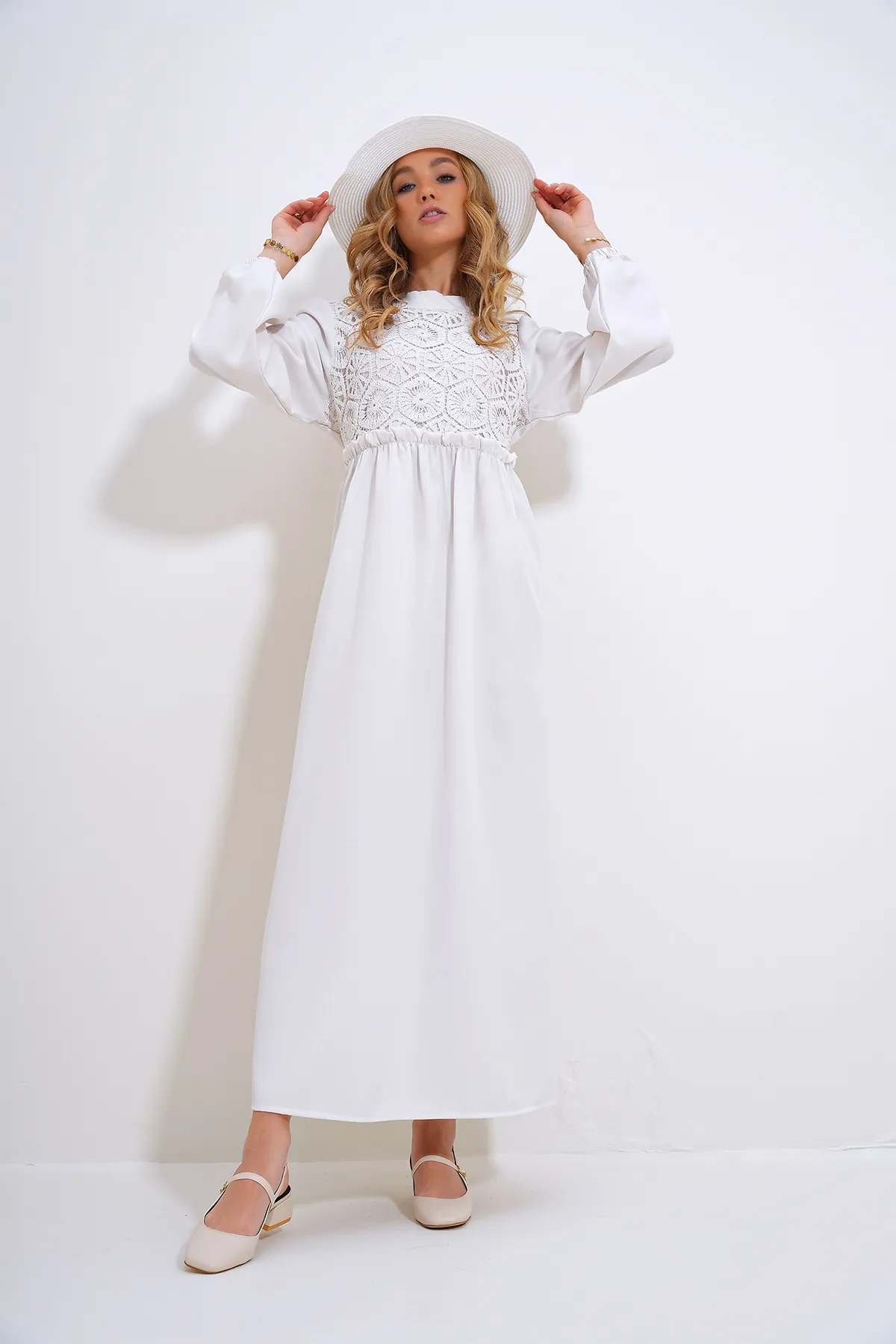 Trend Alaçatı Stili  Weißes Damen-Kleid mit Stehkragen, gehäkeltem geflochtenem Reißverschluss auf der Rückseite ALC-X12025