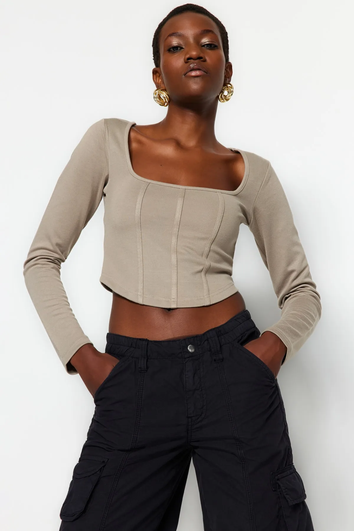 Trendyol Collection  Steinfarbene Paspelierung, detaillierte, eng anliegende Interlock-Strickbluse mit quadratischem Ausschnitt TWOAW23BZ00151