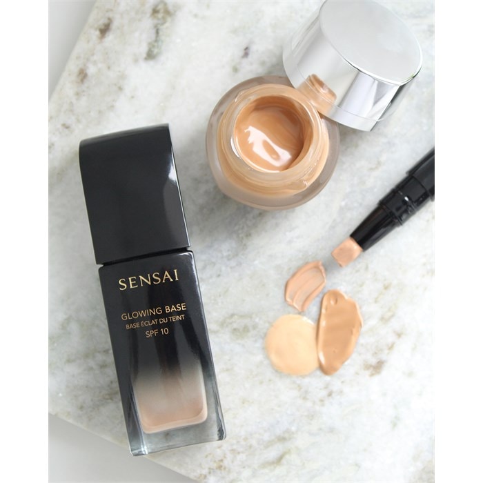 Glowing Base SPF 10