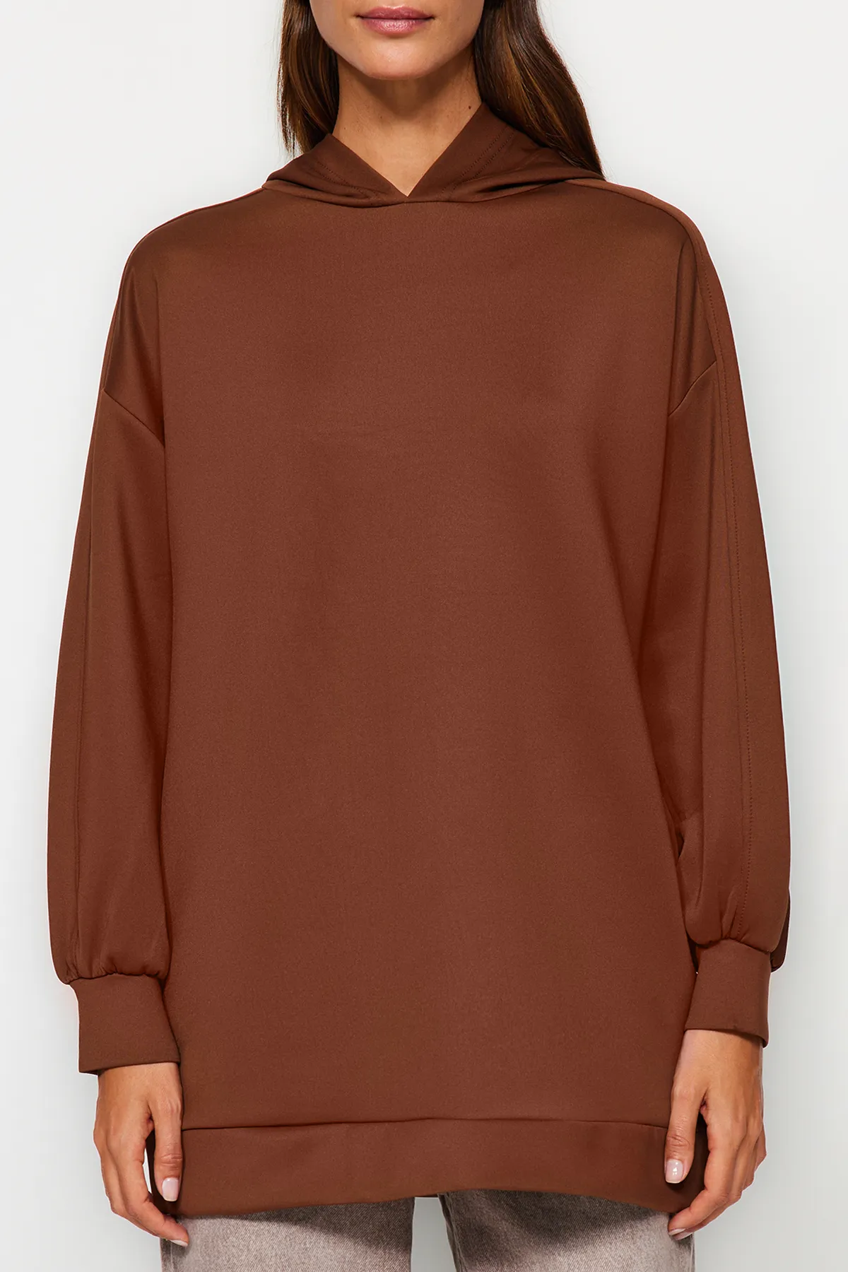 Trendyol Modest  Braunes, weit geschnittenes, übergroßes Sweatshirt aus Scuba-Strick mit Kapuze und Taschen TCTAW22TW0151