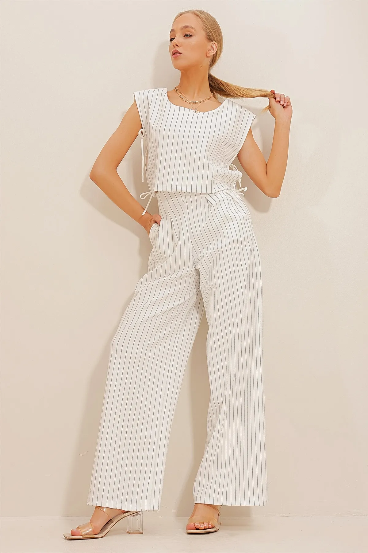 Trend Alaçatı Stili  Weißes Crop-Top und Palazzo-Hose mit Streifen für Damen, Doppelset ALC-X10645