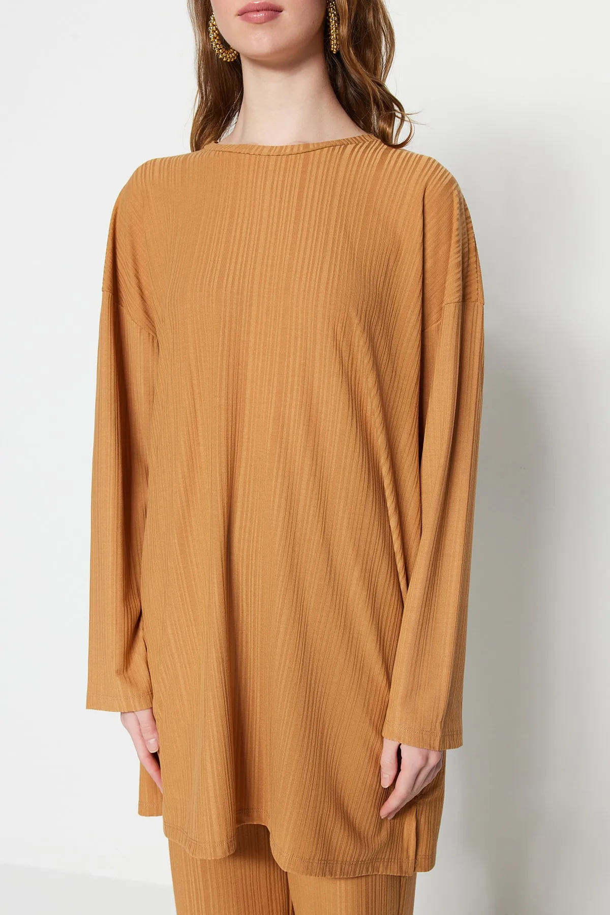 Trendyol Modest  Kamelfarbener Strickanzug aus Tunika und Hose mit Falten TCTSS23US00009