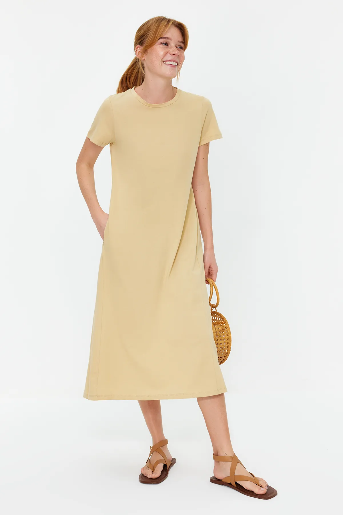 Trendyol Collection  Beiges A-Linien-Midikleid aus Strick mit Rundhalsausschnitt und Taschen TWOSS24EL00169