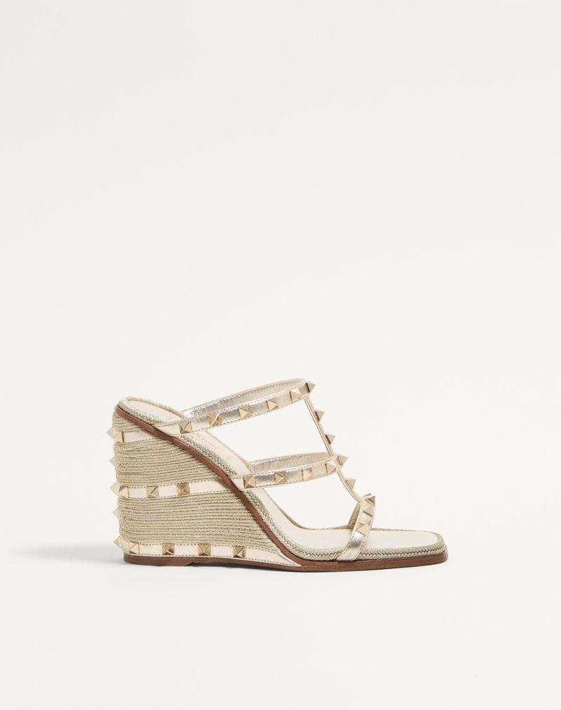 Sandália plataforma Rockstud em couro napa laminado com bordado Cornely 100mm