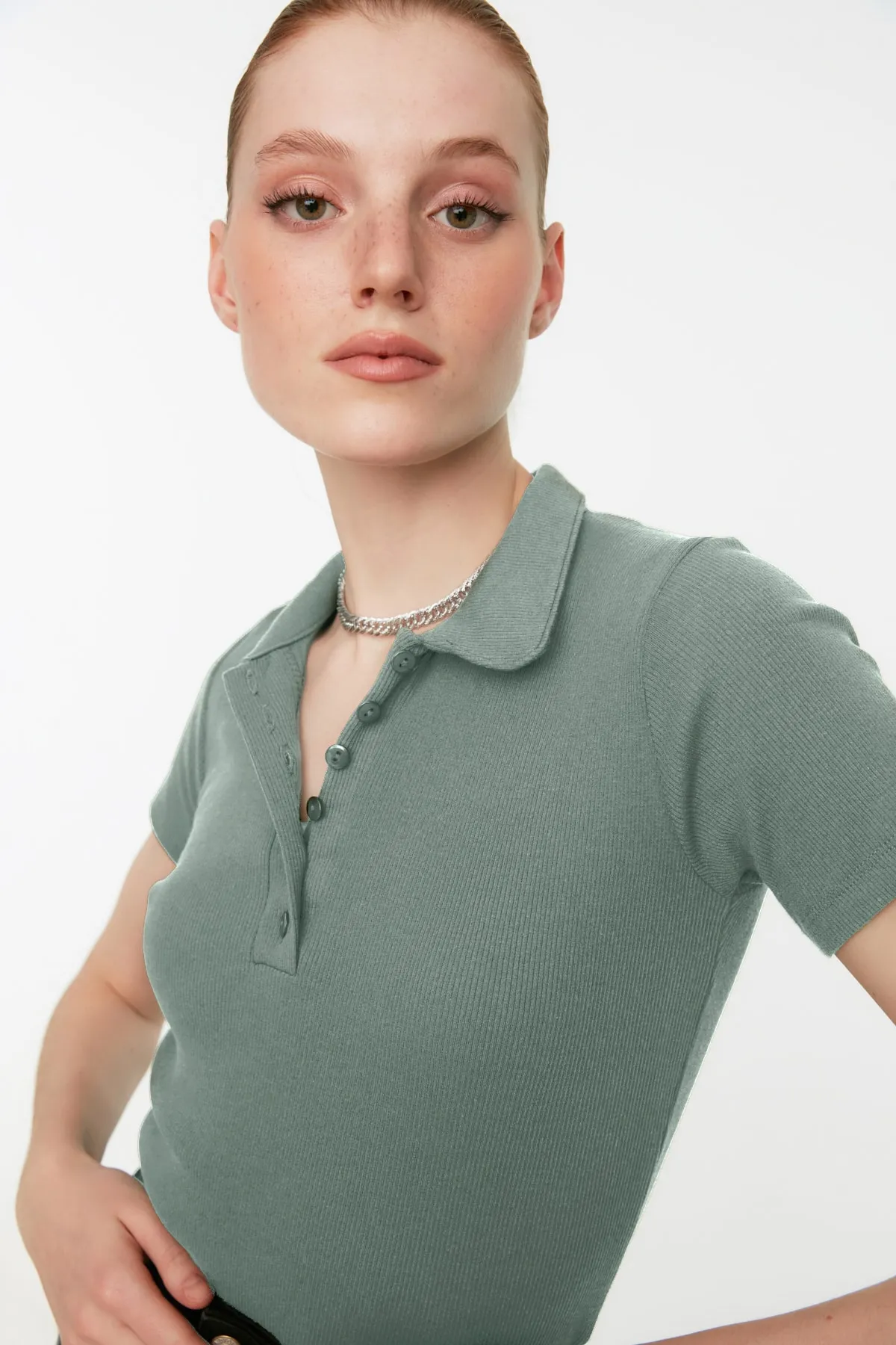 Trendyol Collection  Khakifarbene, eng anliegende, gerippte, dehnbare Strickbluse mit Polokragen und Knopfleiste TWOSS19FV0084