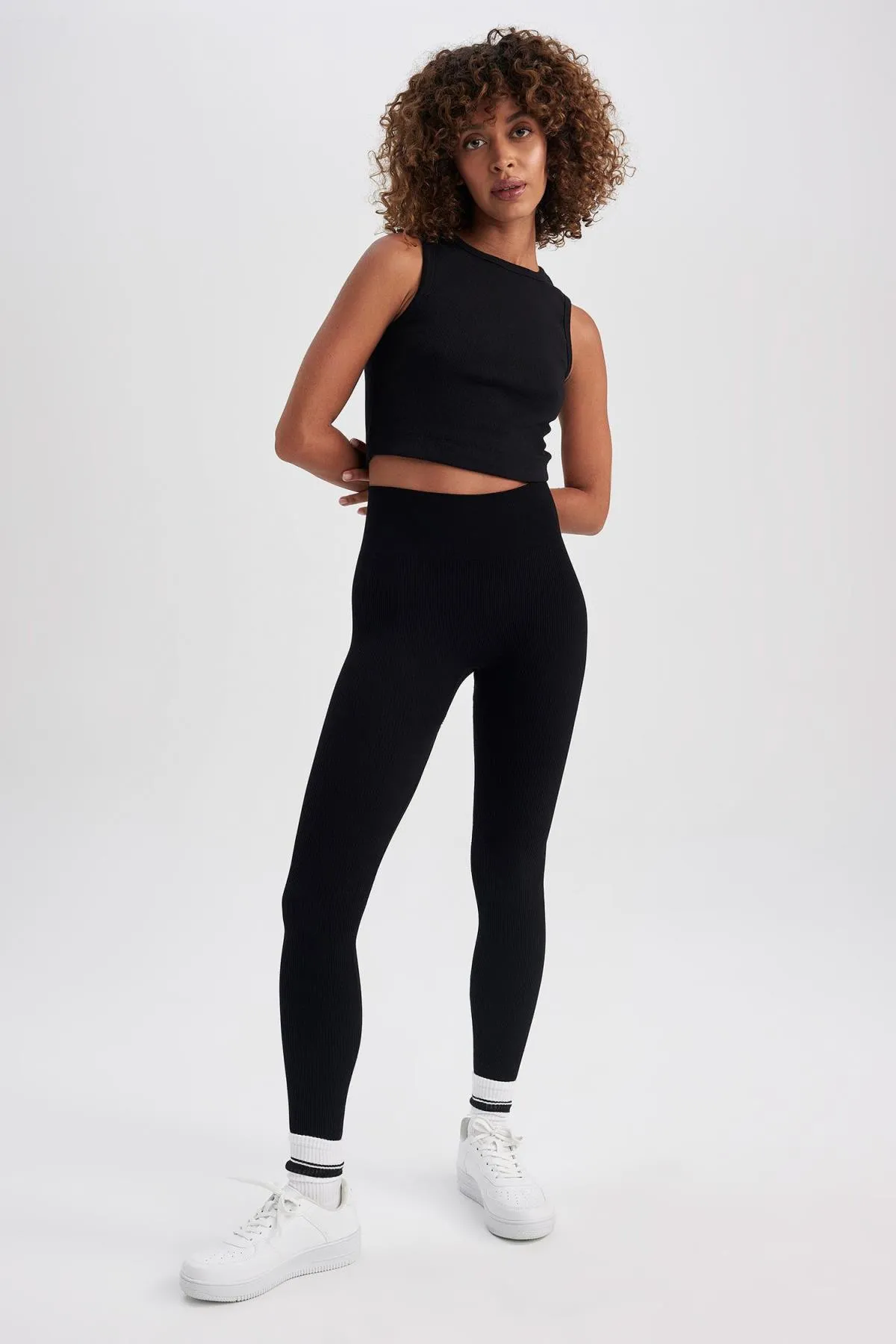 DeFacto  Passform Slim Fit Rundhals Sport-Unterhemd aus Baumwolle Z6573az23sp