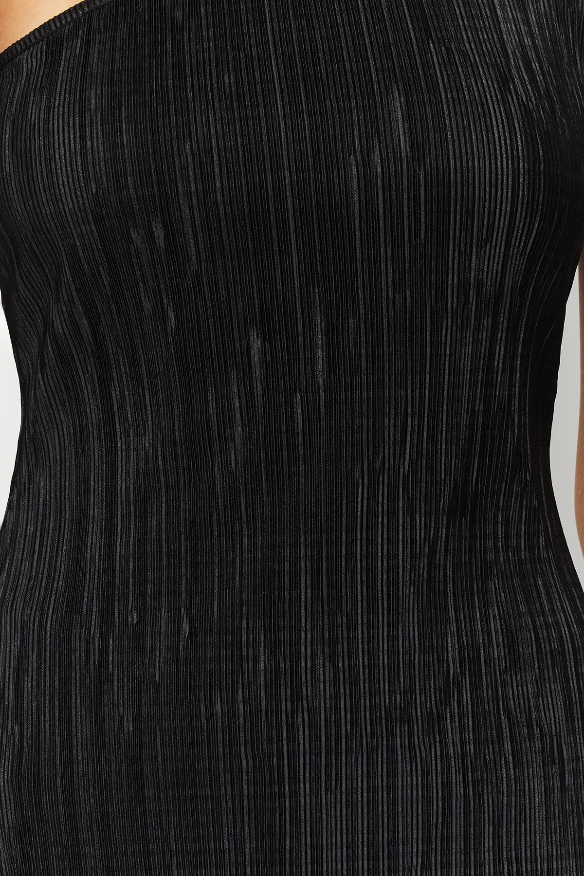 Trendyol Collection  Schwarze plissierte Stretch-Strickbluse mit asymmetrischem Kragen TWOSS24BZ00318