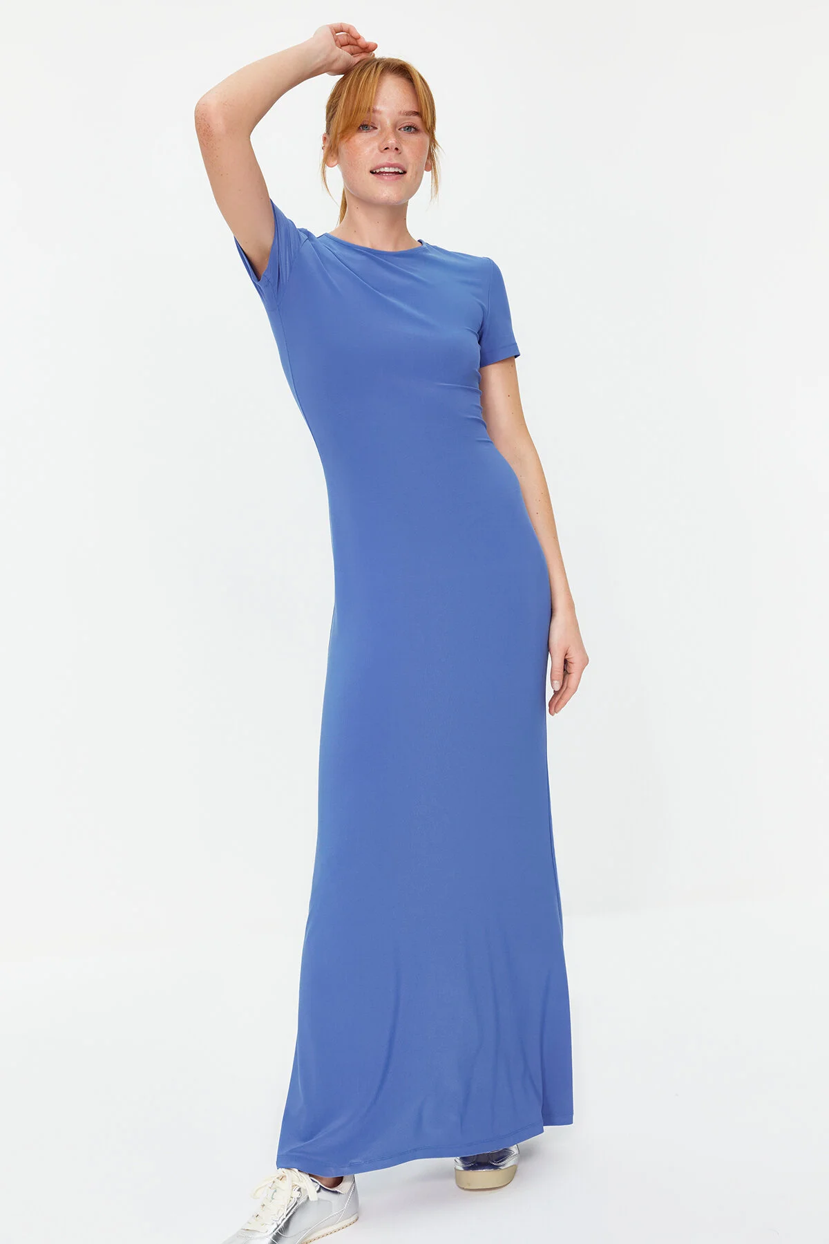 Trendyol Collection  Blaues kurzärmliges, figurbetontes Maxi-Bleistiftkleid mit Rundhalsausschnitt und flexiblem Strick TWOSS24EL00097