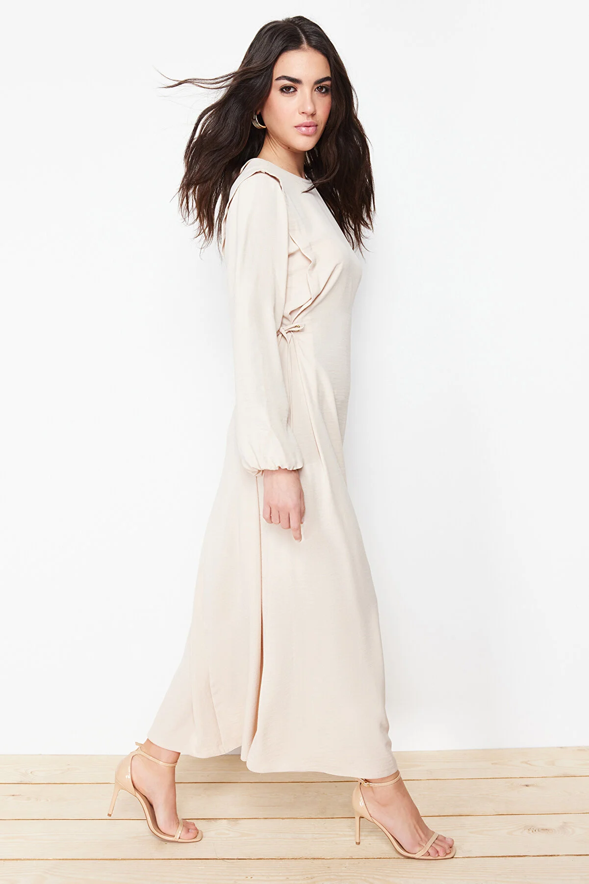 Trendyol Modest  Beigefarbenes Taillenseilband, detailliertes elastisches Aerobin-Webkleid am Ärmelende TCTSS22EB00104