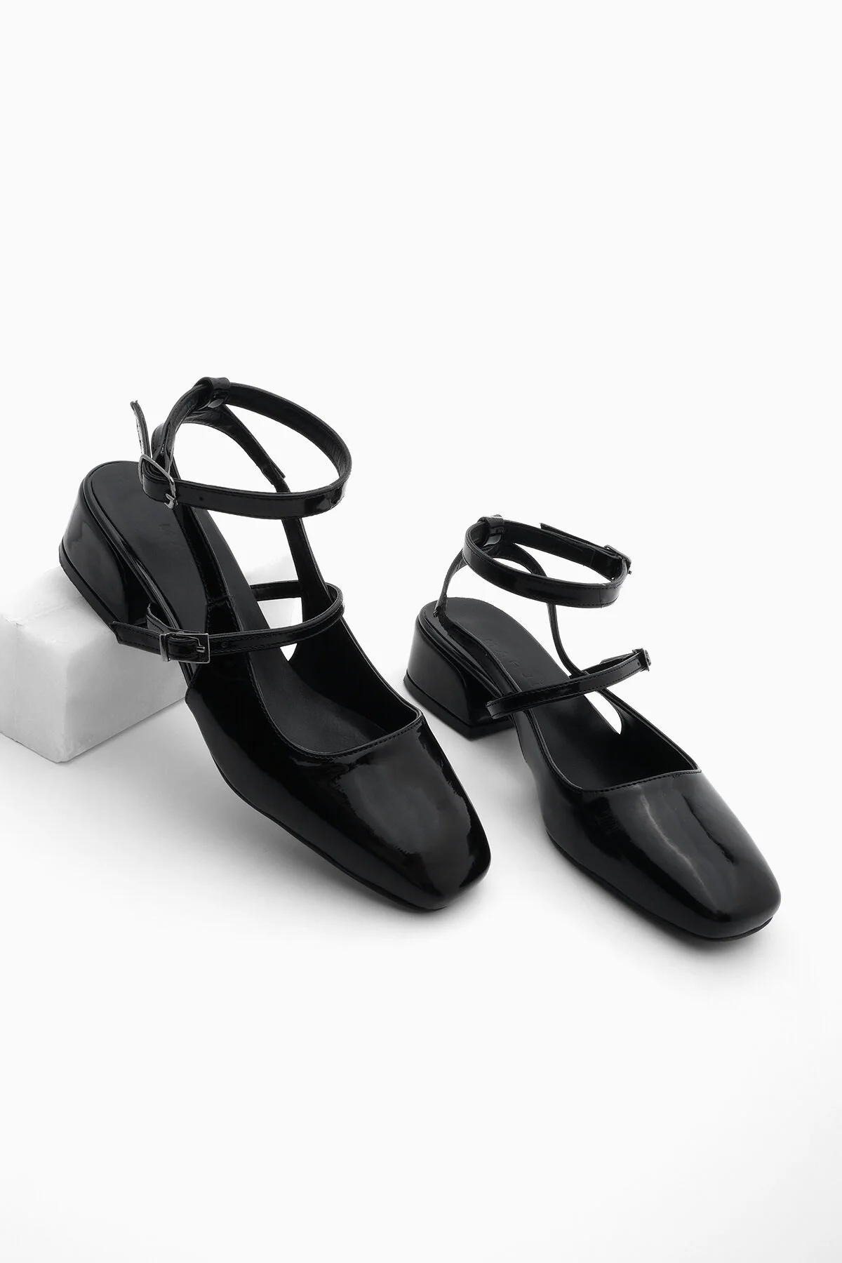 Marjin  Damen-Mary-Jane-Schuhe mit Schutzhelm, quadratischer Zehenpartie und offenem Rücken, kurzer Blockabsatz, Hanse, schwarzes Lackleder