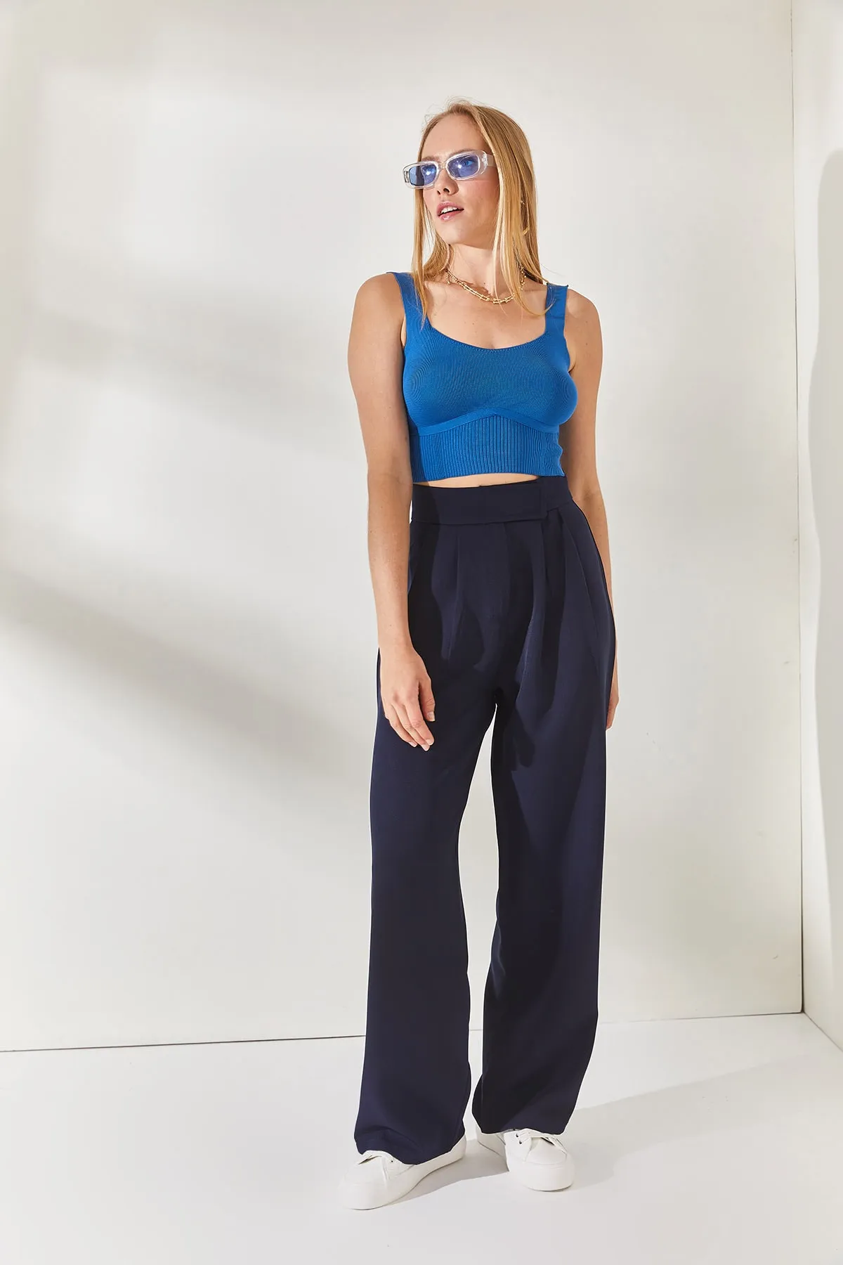 Olalook  Marineblaue, plissierte Palazzo-Hose mit Klettverschluss am Bund PNT-19000222