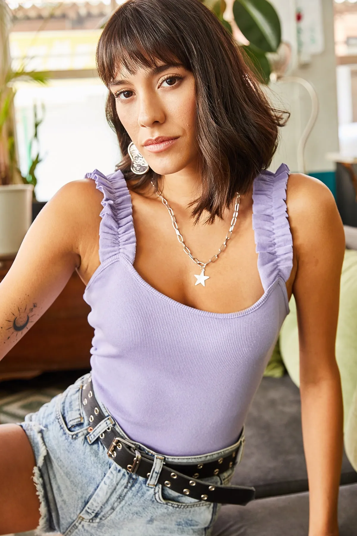 Olalook  Damen-Lycra-Camisole-Bluse mit lila Trägern und Rüschen BLZ-19000920