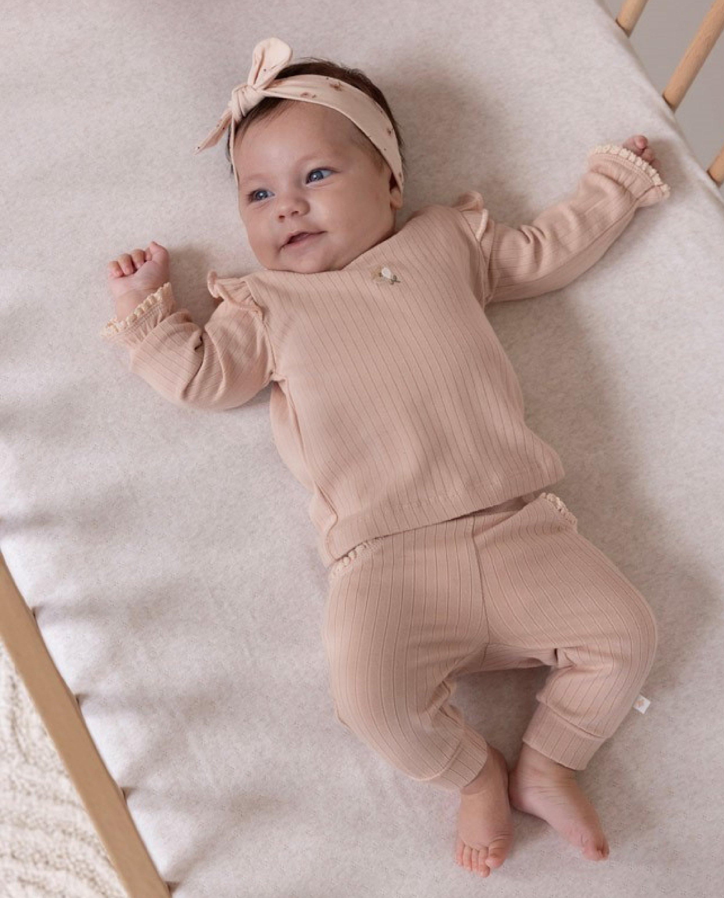 Tricou cu mânecă lungă Feetje cu flori brodată roz