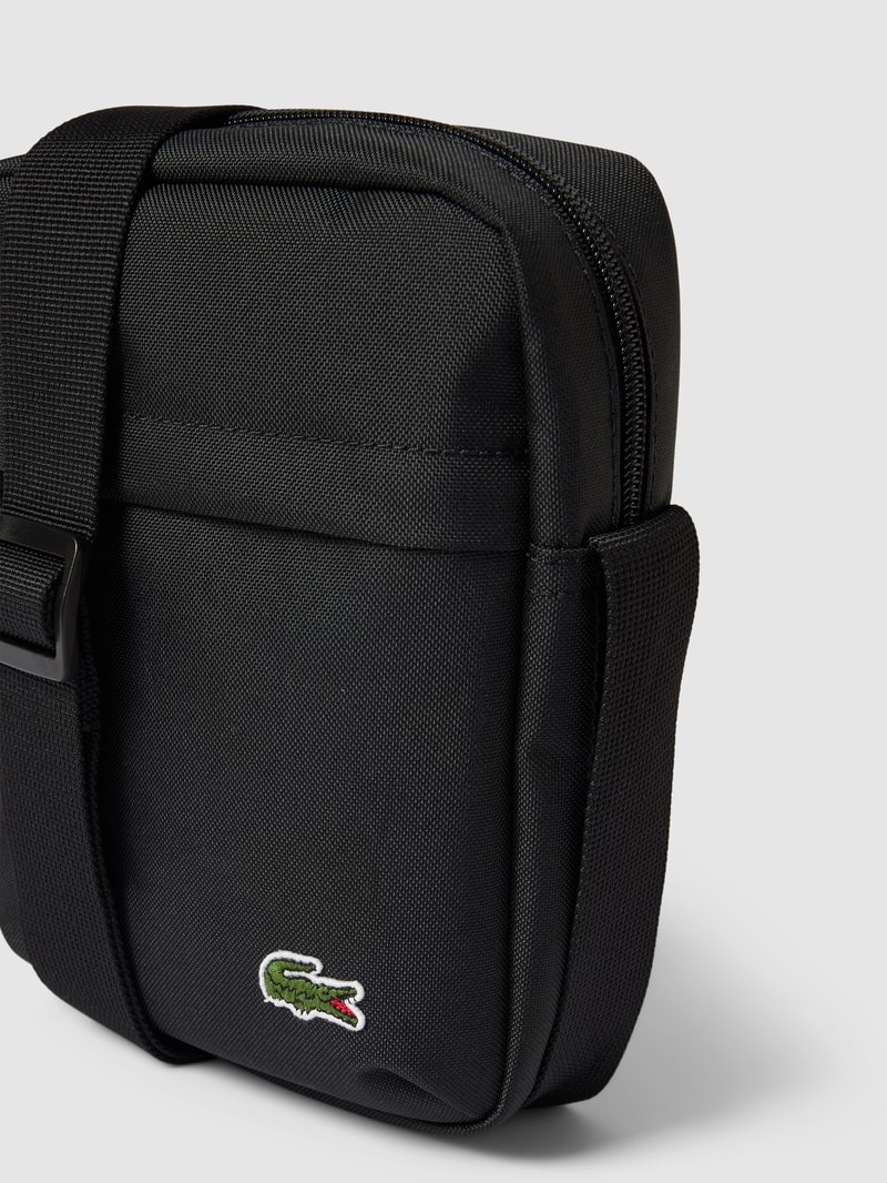 Umhängetasche mit Logo-Patch in schwarz