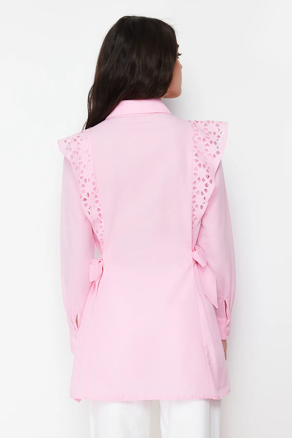 Trendyol Modest  Hellrosa besticktes Hemd aus Baumwollgewebe TCTSS24TG00004