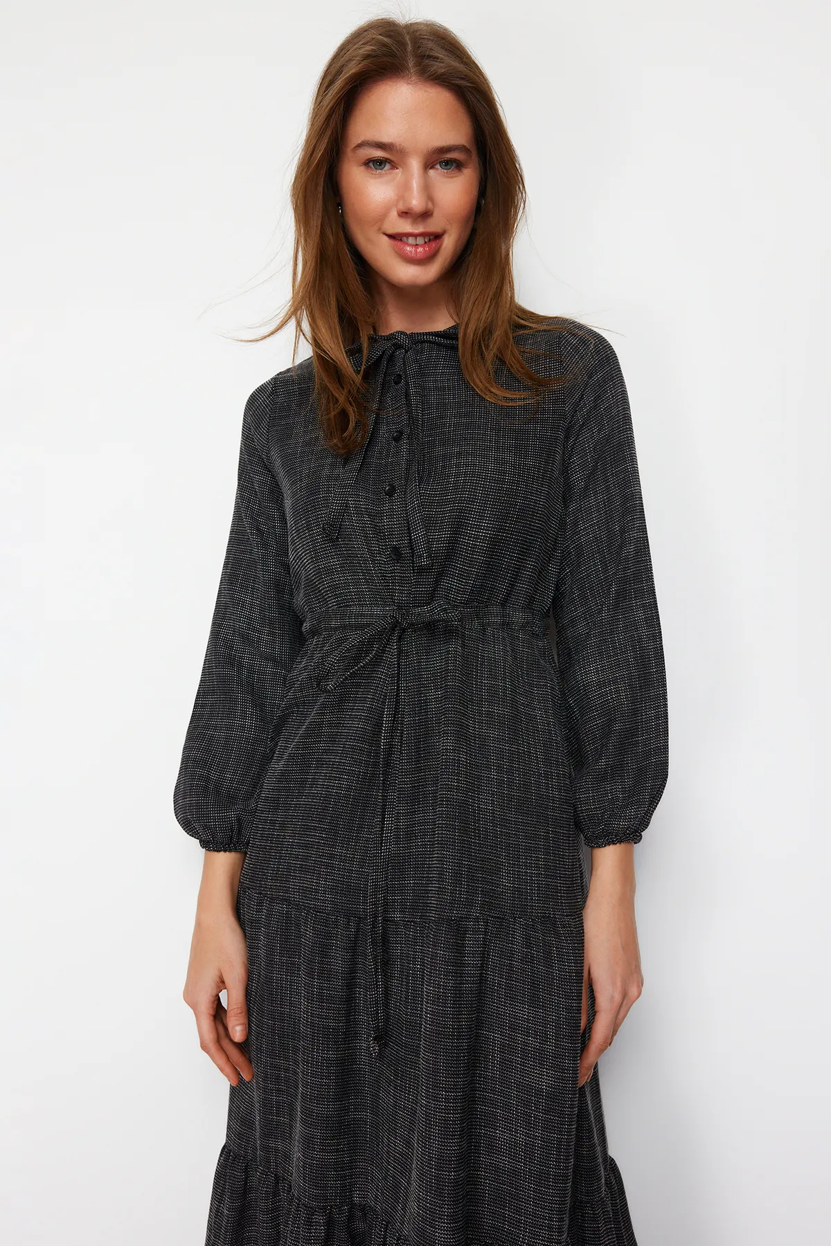 Trendyol Modest  Schwarzes, gewebtes Kleid mit Schnürrock TCTAW22EB0136