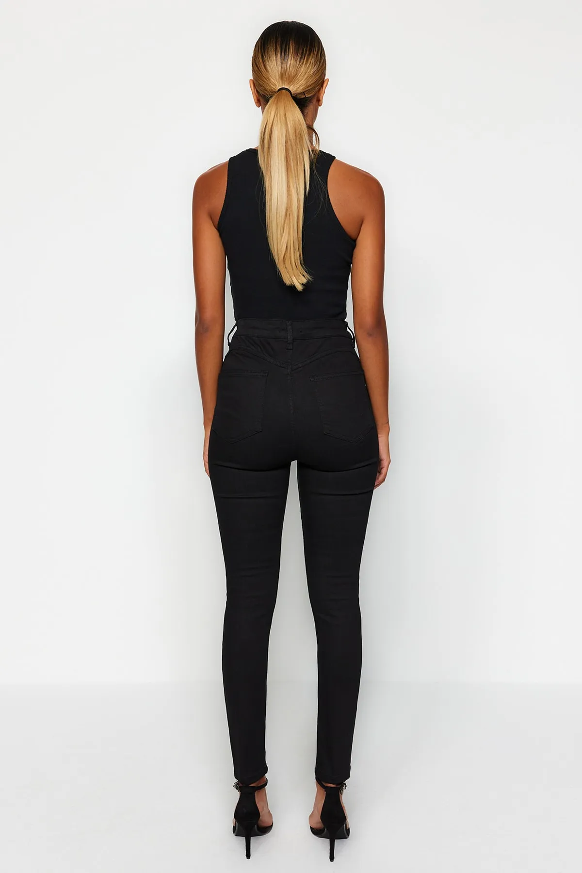 Trendyol Collection  Schwarzer Push-Up-Skinny mit hoher Taille TWOSS23JE00078