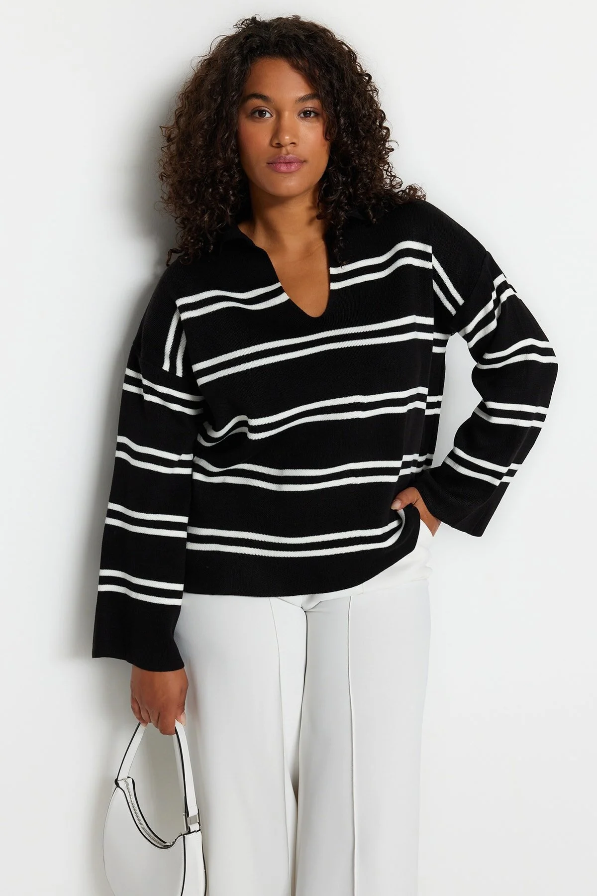 Trendyol Curve  Schwarz gestreifter Strickpullover TBBAW24AN00013