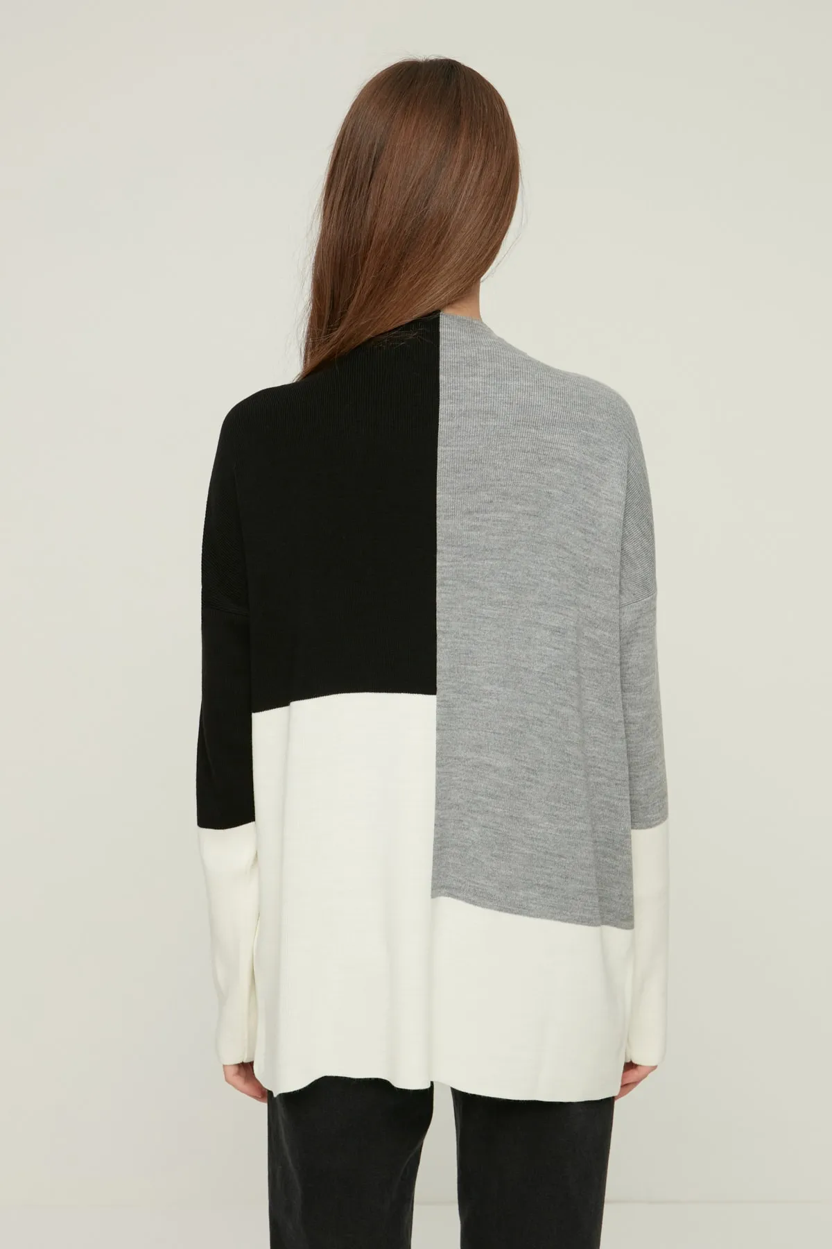 Trendyol Modest  Schwarzer Farbblock-Strickpullover mit hohem Kragen TCTAW22AK0054