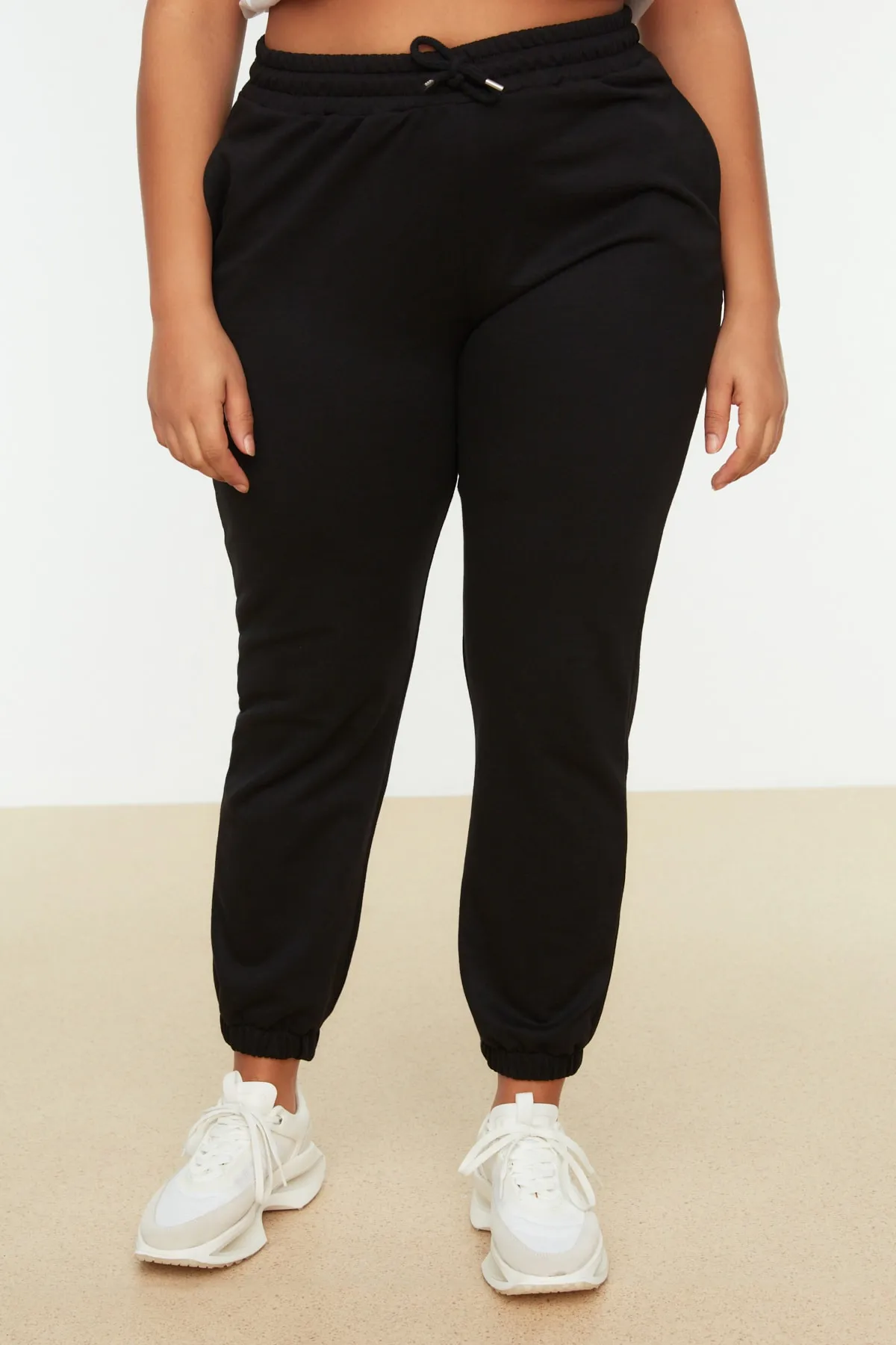 Trendyol Curve  Schwarze Jogger-Jogginghose aus elastischem Strick TBSSS22EA0065