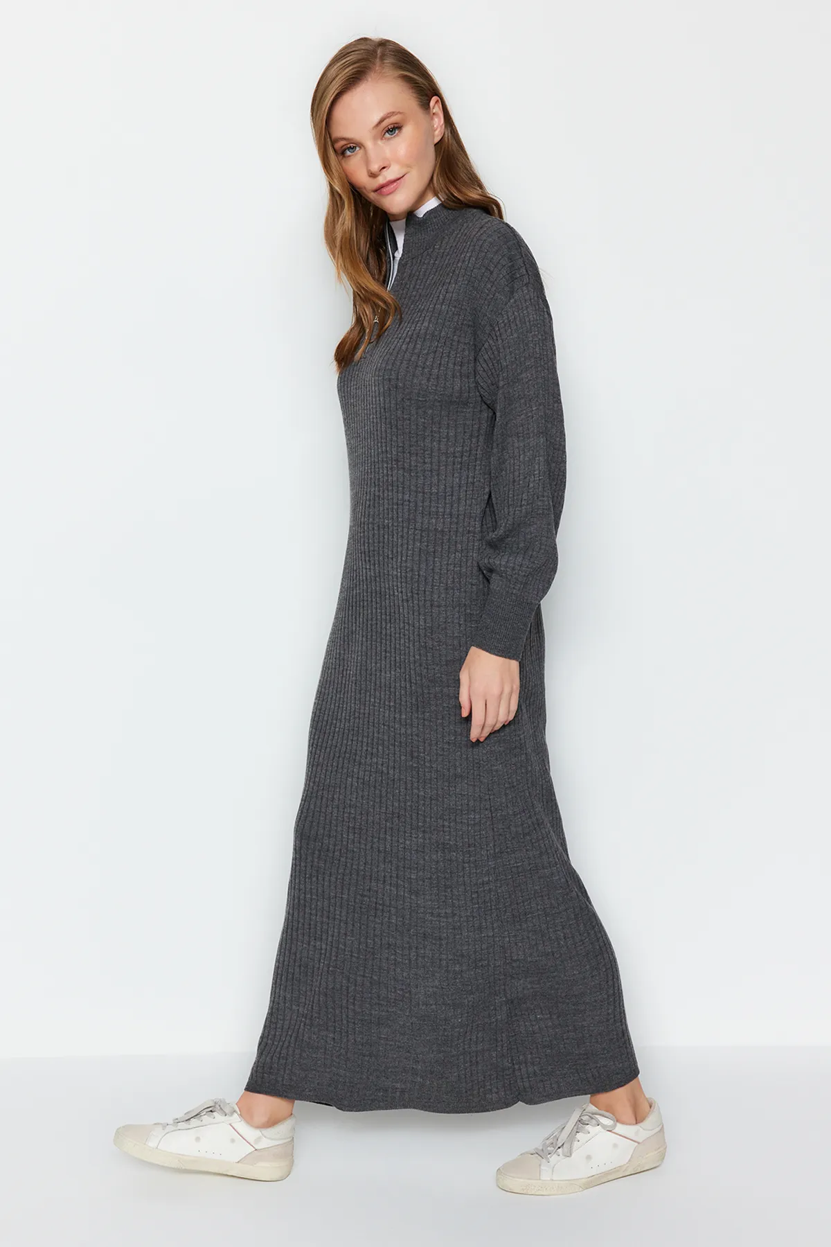 Trendyol Modest  Anthrazitfarbenes Rippstrickkleid mit Kragen und Reißverschluss TCTAW24EB00128