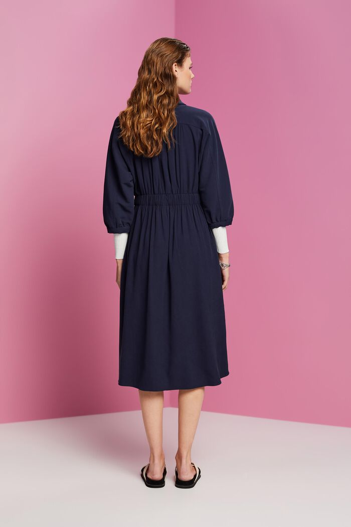 Gewebtes Midikleid im Hemdstil
