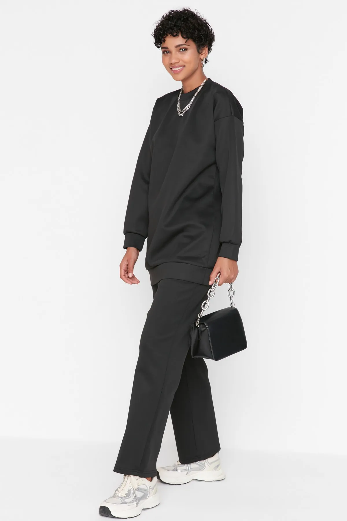 Trendyol Modest  Schwarzes Scuba-Strick-Trainingsanzug-Set mit Rundhalsausschnitt TCTAW23EN00004