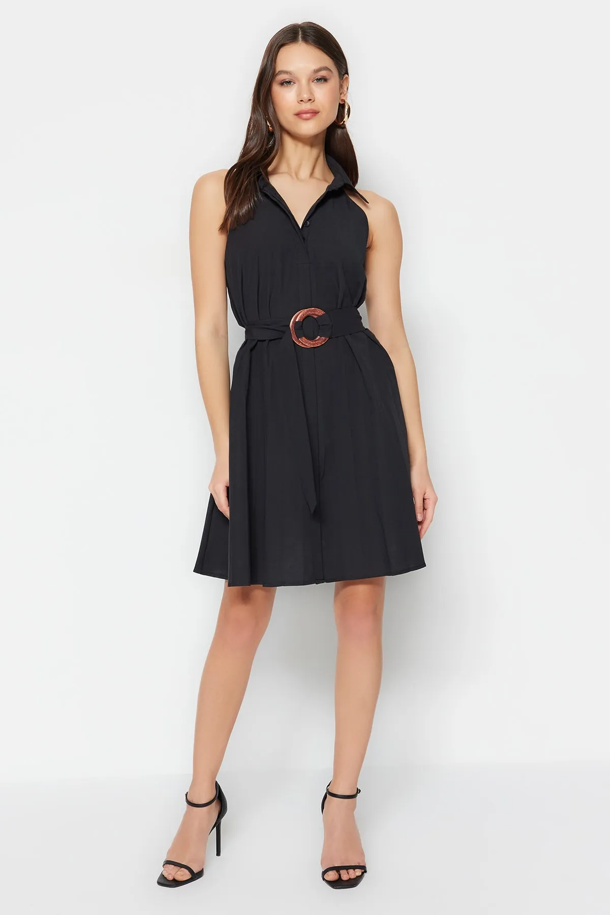Trendyol Collection  Schwarzes, plissiertes Minikleid aus Baumwolle mit Gürtel TWOSS23EL00270