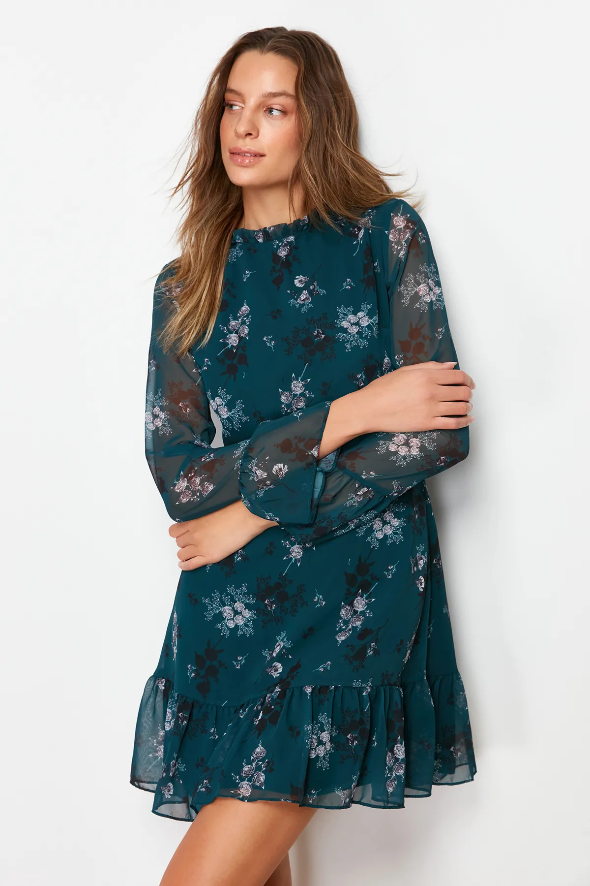Trendyol Collection  Grünes, geblümtes Mini-Webkleid in A-Linie mit Stehkragen TCLAW19LJ0076