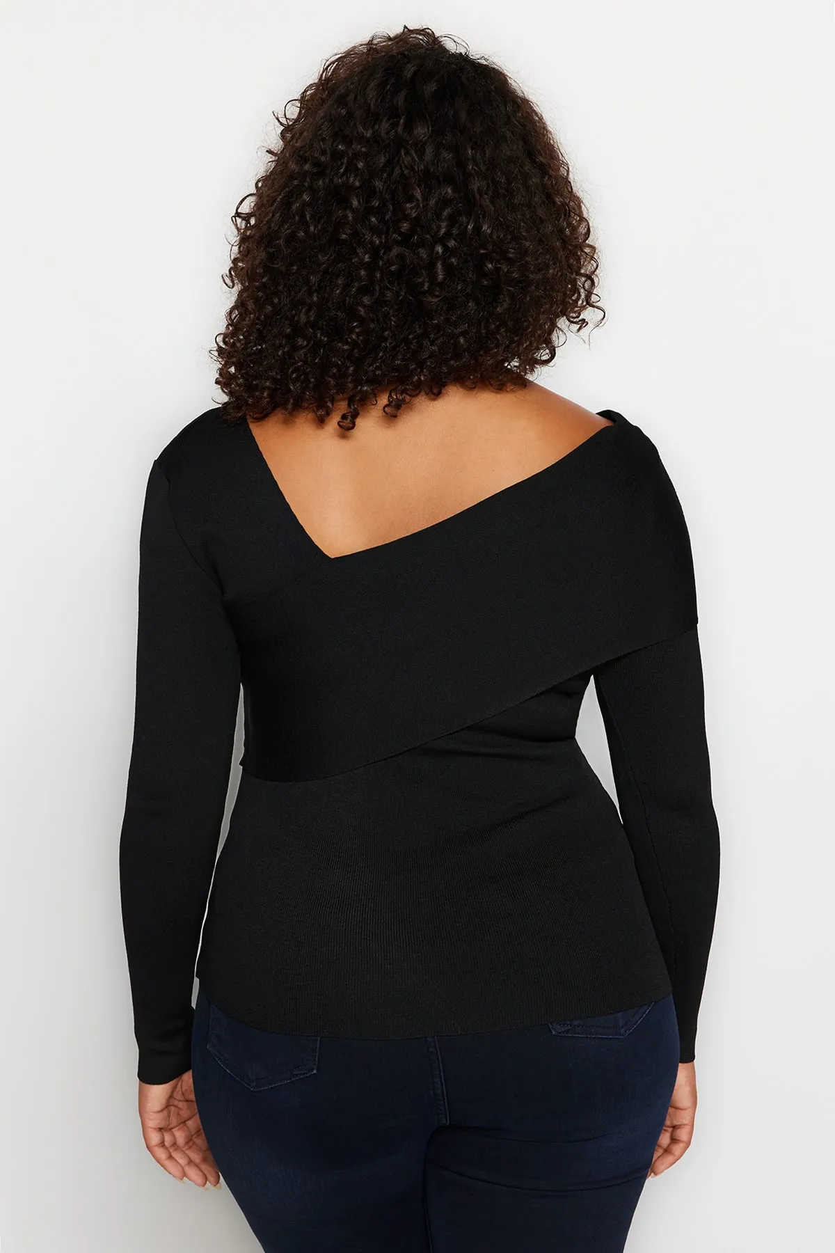 Trendyol Curve  Schwarzer Strickpullover mit asymmetrischem Kragen TBBAW24AN00018