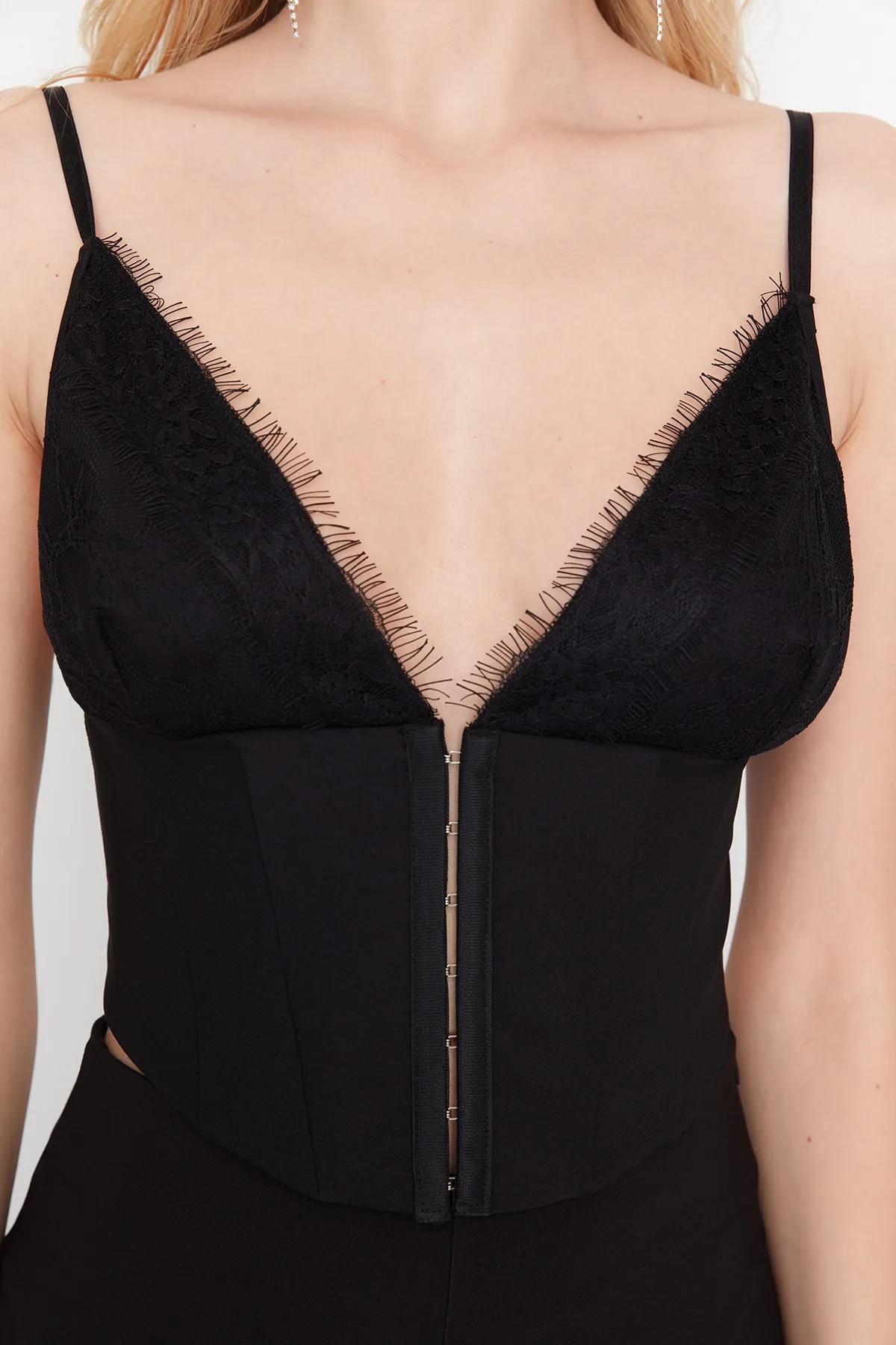 Trendyol Collection  Schwarzes, bauchfreies, gefüttertes Bustier aus gewebter Spitze TPRAW23BS00045